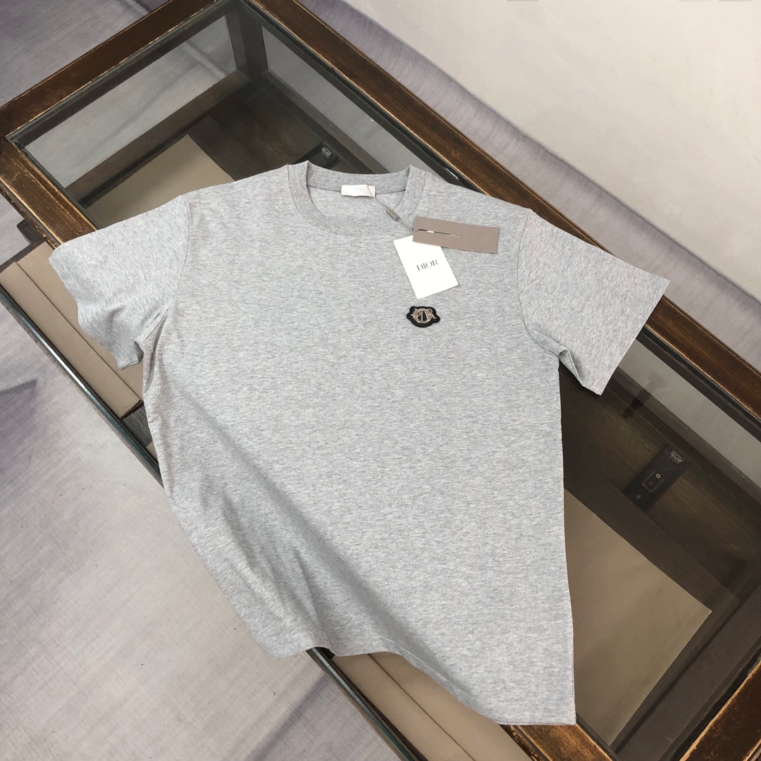 NO:115855,ADI*OR 25 spring and summer latest short-sleeved round-neck T-shirt~Logo is exquisitely upgraded~customized pure cotton fabric is extremely skin-friendly and comfortable, and the touch is very soft, the texture is very delicate, and the workmanship is perfectly reflected in the three-dimensional sense, which is in line with the brand's consistent design style, and the overall is very good!  Fashionable T-shirts, and you can wear them alone!  Excellent upper body effect Color black white gray Number of codes S M L XL (loose style Please report height and weight when ordering),dior,T-shirt,tees,t-shirt,alexander wang19860909ADI*OR 迪奥 25春夏最新款短袖圆领T恤～Logo精致升级～定制纯棉面料,极为亲肤舒适, 摸上去手感非常的柔软,质感很好,做工细致.完美体现立体感 符合品牌一贯的设计风格,整体非常不错！时尚品味T恤衫,而且内搭单穿都完全没问题！上身效果超赞 颜色黑色 白色 灰色 码数 S M L XL（宽松版型 下单请报身高体重）,,dior,T-shirt,tees，t-shirt,alexander wang,Men's clothing