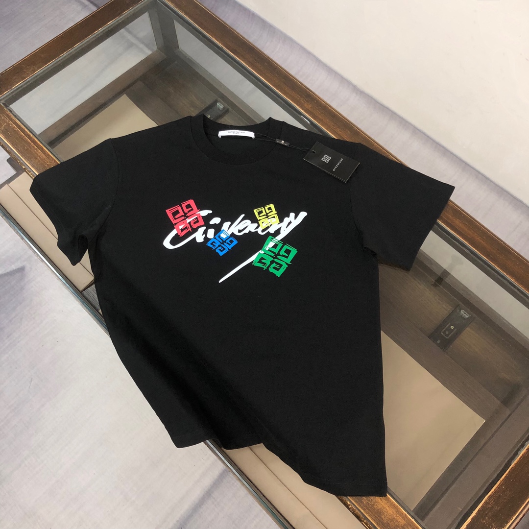 NO:115854,AGIVENCHY Givenchy's latest short-sleeved round-neck couple T-shirt in spring and summer ~ exquisitely upgraded printed logo ~ custom-made pure cotton fabric, extremely skin-friendly and comfortable, very soft to touch, very texture, and meticulous workmanship. It perfectly reflects the three-dimensional feeling, conforms to the brand's consistent design style, and is very good overall!  Fashionable T-shirts, and you can wear them alone!  The upper body effect is excellent. Color black white. Number of codes. S M L XL (loose style. Please report height and weight when ordering), given , given , given , given , T-shirt, tees, t-shirt, alexander wang19860909AGIVENCHY 纪梵希 25春夏最新款短袖圆领情侣款T恤～印花Logo精致升级～定制纯棉面料,极为亲肤舒适, 摸上去手感非常的柔软,质感很好,做工细致.完美体现立体感 符合品牌一贯的设计风格,整体非常不错！时尚品味T恤衫,而且内搭单穿都完全没问题！上身效果超赞 颜色黑色 白色 码数 S M L XL（宽松版型 下单请报身高体重）,,givenchy,givenchy,T-shirt,tees，t-shirt,alexander wang,Men's clothing