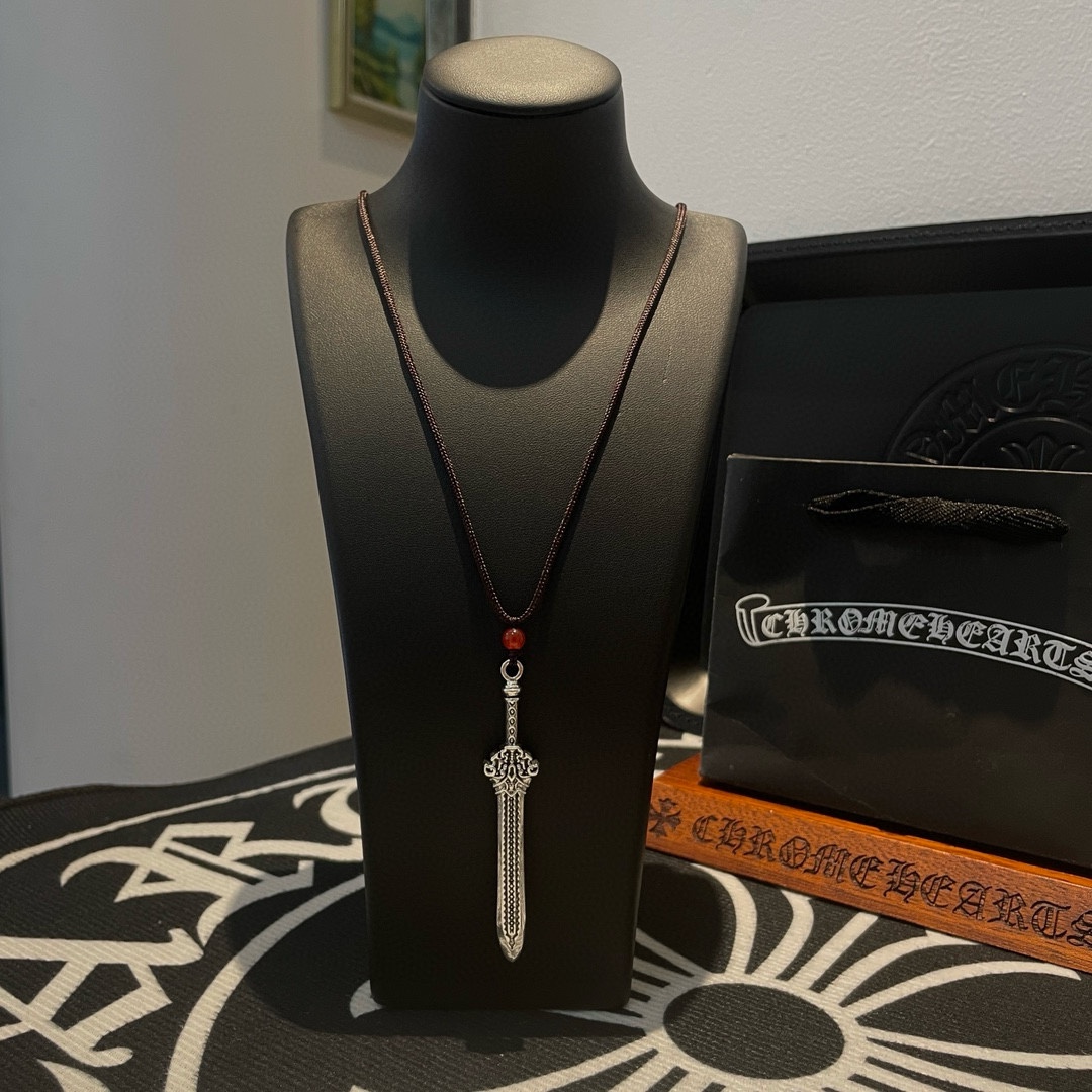 NO:110851,TikTok/Kuaishou/ins/Xiaohongshu/Live Hot, New [Counter Quality] Chrome Hearts Crow's Cartilage Rope Sword Necklace, Different Concave and Convex and Convex Design Styles, Showing a unique style. Cross Scout Flower is Crow's ambition, so it lasts for a long time. Genuine version of Chrome Hearts Crow's Different from the market, the normal light version, the quality of the version, the details of the print, the retro and old gray oxygen level. Seiko version!  !  !  Pure handmade ~ Authentic model opening must-have fashion and fashion, both men and women can wear it, same style for couples, original official website, rock punk style silver style, retro elements, trendy and versatile!  , jewelry boutique, chrome hearts, chrome hearts, necklace19860909批 抖音/快手/ins/小红书/直播热门 ,新款【专柜品质】Chrome Hearts克罗心皮绳宝剑项链 ,凹凸造型不同的花纹设计风格 呈现出与众不同 十字架 童军花是克罗心的志 所以更经久不衰 正品打版Chrome Hearts克罗心 区别市场普通轻版 对版对标品质 看字印细节 复古做旧灰氧程度.精工版本！！！ 纯手工打造 ～正品开模潮流时尚必备 男女均可佩戴 情侣同款 官网原版 摇滚朋克泰银风格 复古元素 潮流百搭！,饰品精品,chrome hearts,chrome hearts,necklace,Jewelry