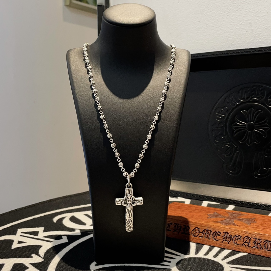 NO:110857,TikTok/Kuaishou/ins/Xiaohongshu/Live Hot, New [Counter Quality] Chrome Hearts Retro Cross Flower Ball Necklace, Scout Flower Cross Pendant, Different Concave and Convex and Convex Scout Flowers are Crows' Ambition, so they last forever. Genuine version of Chrome Hearts Crows, different market light version, benchmark quality, look at the details of the letter printing, retro old gray oxygen level. Seiko version!  !  !  Pure handmade ~ Authentic model opening must-have fashion and fashion, both men and women can wear it, same style for couples, original official website, rock punk style silver style, retro elements, trendy and versatile!  , jewelry boutique, chrome hearts, chrome hearts, necklace19860909批 抖音/快手/ins/小红书/直播热门 ,新款【专柜品质】Chrome Hearts克罗心复古十字花球项链 ,童军花十字架吊坠,凹凸造型不同的花纹设计风格 呈现出与众不同 十字架 童军花是克罗心的志 所以更经久不衰 正品打版Chrome Hearts克罗心 区别市场普通轻版 对版对标品质 看字印细节 复古做旧灰氧程度.精工版本！！！ 纯手工打造 ～正品开模潮流时尚必备 男女均可佩戴 情侣同款 官网原版 摇滚朋克泰银风格 复古元素 潮流百搭！,饰品精品,chrome hearts,chrome hearts,necklace,Jewelry