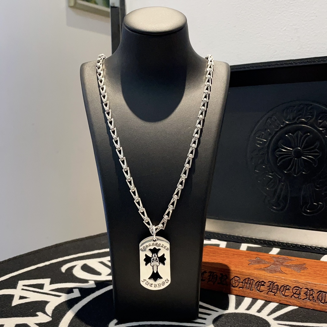 NO:110866,TikTok/Kuaishou/ins/Xiaohongshu/Live Hot, New [Counter Quality] Chrome Hearts Retro Cross Necklace, Square Sword Pendant, Concave and Convex and Convex Sculptures, presenting unique crosses, Cross Scout Flowers are Croxin's ambitions, so they last longer. Genuine version of Chrome Hearts Croxin, different market light version, benchmarking quality, looking at the details of the letter printing, retro old gray oxygen level. Seiko version!  !  !  Pure handmade ~ Authentic model opening must-have fashion and fashion, both men and women can wear it, same style for couples, original official website, rock punk style silver style, retro elements, trendy and versatile!  , jewelry boutique, chrome hearts, chrome hearts, necklace19860909批 抖音/快手/ins/小红书/直播热门 ,新款【专柜品质】Chrome Hearts克罗心复古十字架项链 ,方牌宝剑吊坠,凹凸造型不同的花纹设计风格 呈现出与众不同 十字架 童军花是克罗心的志 所以更经久不衰 正品打版Chrome Hearts克罗心 区别市场普通轻版 对版对标品质 看字印细节 复古做旧灰氧程度.精工版本！！！ 纯手工打造 ～正品开模潮流时尚必备 男女均可佩戴 情侣同款 官网原版 摇滚朋克泰银风格 复古元素 潮流百搭！,饰品精品,chrome hearts,chrome hearts,necklace,Jewelry