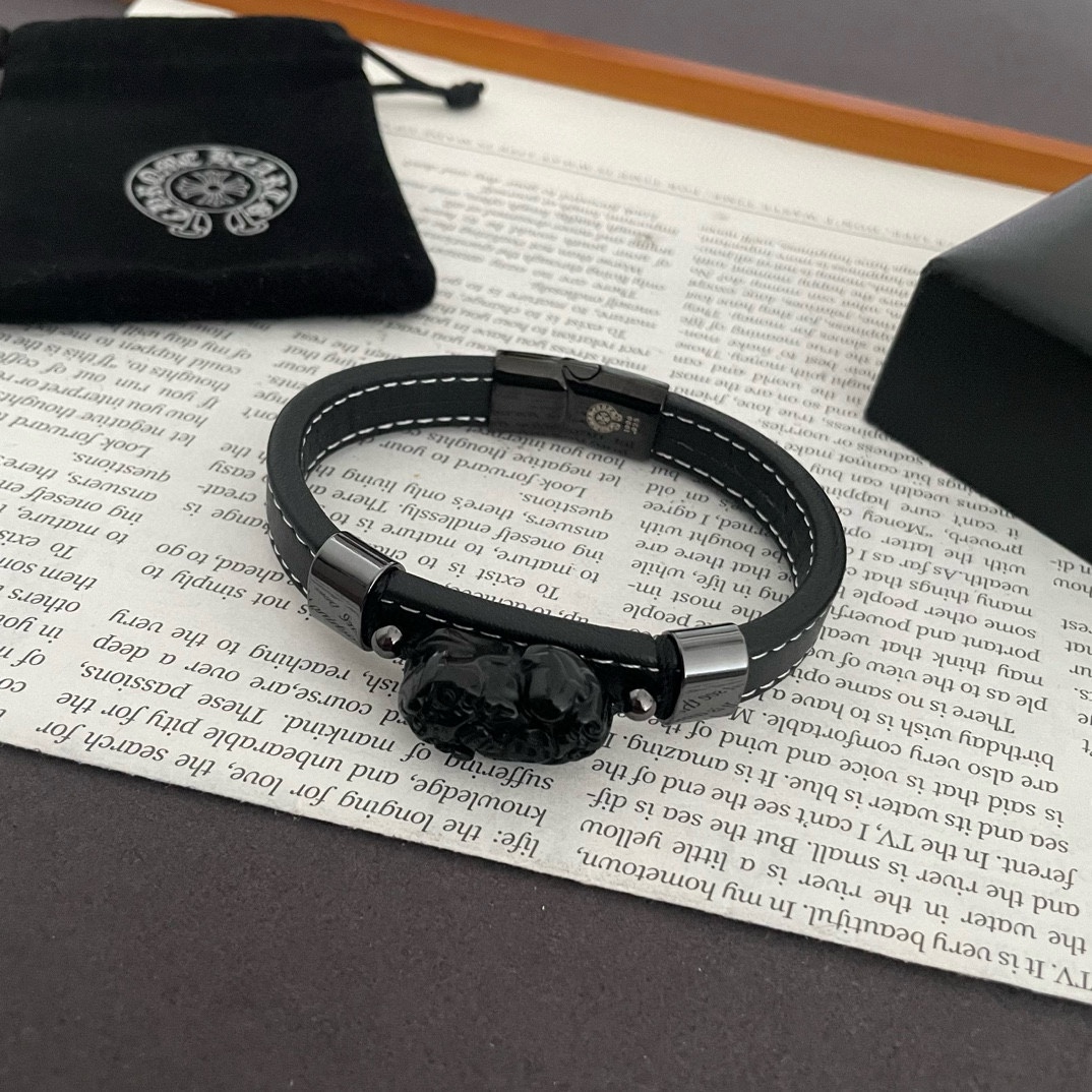 NO:109996,New [Counter Quality] Chrome Hearts Croxin Classic Pixiu bracelet with different concave and convex shapes, presenting unique styles. Cross Scout flowers are Croxin's logo, so they last longer. Genuine version of Chrome Hearts Croxin, differentiating the market ordinary light version, matching the quality, looking at the details of the letter printing, retro old gray oxygen level. Seiko version!  !  !  Pure handmade ~ Authentic model opening must-have fashion and fashion, both men and women can wear it, same style for couples, original official website, rock punk style silver style, retro elements, trendy and versatile!  , jewelry boutique, chrome hearts, chrome hearts, bracelet19860909新款【专柜品质】Chrome Hearts克罗心 经典貔貅手镯 凹凸造型不同的花纹设计风格 呈现出与众不同 十字架 童军花是克罗心的标志 所以更经久不衰 正品打版Chrome Hearts克罗心 区别市场普通轻版 对版对标品质 看字印细节 复古做旧灰氧程度.精工版本！！！ 纯手工打造 ～正品开模潮流时尚必备 男女均可佩戴 情侣同款 官网原版 摇滚朋克泰银风格 复古元素 潮流百搭！,饰品精品,chrome hearts,chrome hearts,bracelet,Jewelry