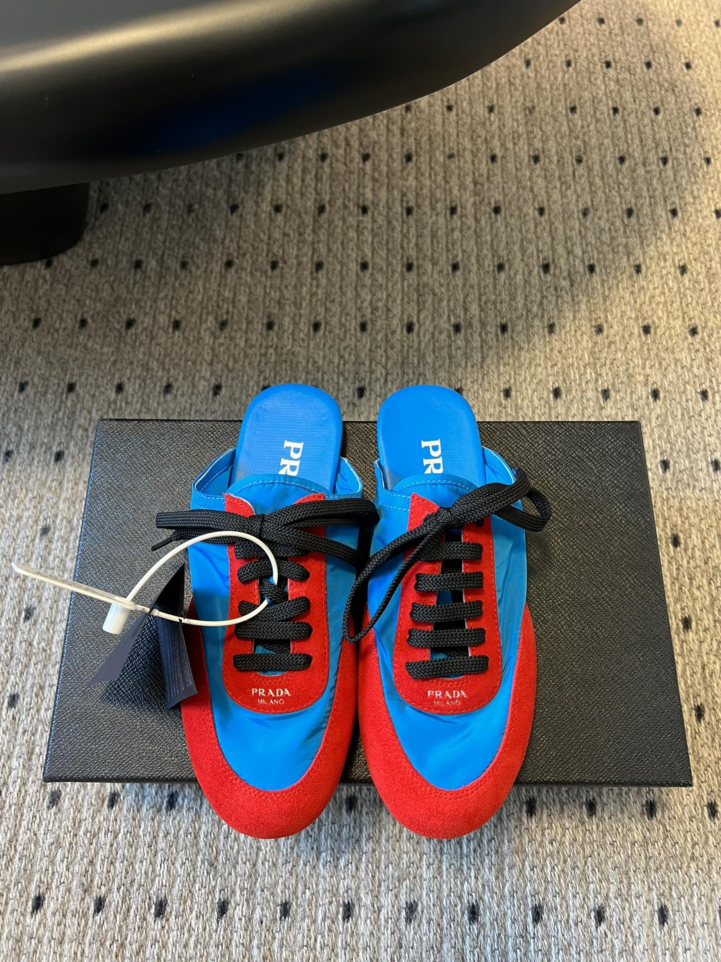 NO:260772,Prad* Prad* new style with lightweight and thin bottom half Todd training large bottom open mold TPU!  No rubber!  The suede on the upper has a textured texture, wrapped in sheepskin inside, soft and glutinous. The insole is thickened with lambskin, which is extremely comfortable to wear, supports and is wrapped well. The shoe shape is full of wrapping, and it is light and easy to wear, a practical casual shoe that looks tall and long legs!  White is clean and refreshing, and needs it all year round. It can be easily controlled with skirts and pants. Upper imported suede/original mold opening fabric, inner sheepskin, outsole TPU sole!  Different from cheap rubber bottoms on the market!  Size women 35-40 (female 40 custom made without return), casual shoes/sports shoes semi-trailer, prada, prada, sneakers, skirts, sheepskin, chamois leather19860909Prad* 普拉达 走秀款轻便薄底新款半托德训 大底开模TPU！不做橡胶！鞋面麂皮有肌理感,内里羊皮包裹,软软糯糯的.鞋垫加厚小羊皮,踩上去无比舒适,有支撑感,又包裹得很好的感觉 鞋型包裹感十足,轻便好穿实用的一款休闲鞋,显高显大长腿！ 白色干净清爽,一年四季都需要,配裙子,裤子都能轻松驾驭.  鞋面进口麂皮/原版开模布料 内里羊皮 大底TPU大底！区别市面廉价橡胶底！ Size女35-40（女40 订做不退换）,休闲鞋/运动鞋半拖,prada,prada,sneakers,skirts,sheepskin,chamois leather,Women's Shoes