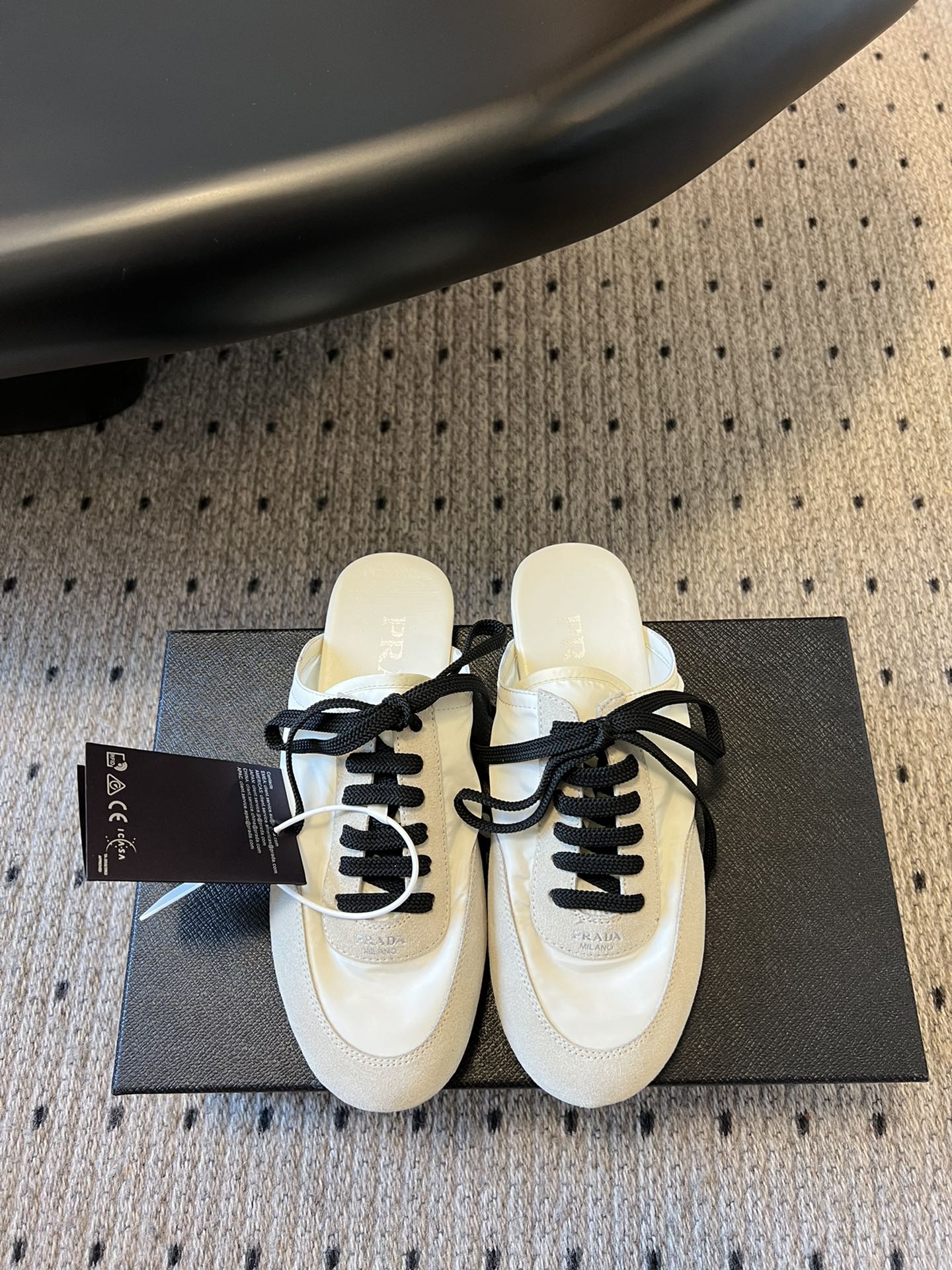 NO:260774,Prad* Prad catwalk new half-Todd training shoes with wide sole open mold TPU!  No rubber!  The suede on the upper has a textured texture, wrapped in sheepskin inside, soft and glutinous. The insole is thickened with lambskin, which is extremely comfortable to wear, supports and is wrapped well. The shoe shape is full of wrapping, and it is light and easy to wear, a practical casual shoe that looks tall and long legs!  White is clean and refreshing, and needs it all year round. It can be easily controlled with skirts and pants. Upper imported suede/original mold opening fabric, inner sheepskin, outsole TPU sole!  Different from cheap rubber bottoms on the market!  Size women 35-40 (female 40 custom made without return), casual shoes/sports shoes semi-trailer, prada, prada, sneakers, skirts, sheepskin, chamois leather19860909Prad* 普拉达 走秀款轻便薄底新款半托德训鞋 大底开模TPU！不做橡胶！鞋面麂皮有肌理感,内里羊皮包裹,软软糯糯的.鞋垫加厚小羊皮,踩上去无比舒适,有支撑感,又包裹得很好的感觉 鞋型包裹感十足,轻便好穿实用的一款休闲鞋,显高显大长腿！ 白色干净清爽,一年四季都需要,配裙子,裤子都能轻松驾驭.  鞋面进口麂皮/原版开模布料 内里羊皮 大底TPU大底！区别市面廉价橡胶底！ Size女35-40（女40 订做不退换）,休闲鞋/运动鞋半拖,prada,prada,sneakers,skirts,sheepskin,chamois leather,Women's Shoes