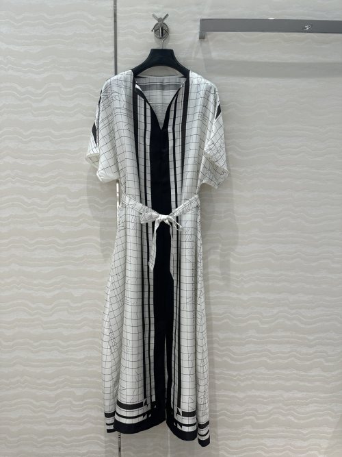 Elegant Silk Caftan Dress with Geometric Print and V-Neck Design 1 Elegant Silk Caftan Dress with Geometric Print and V-Neck Design