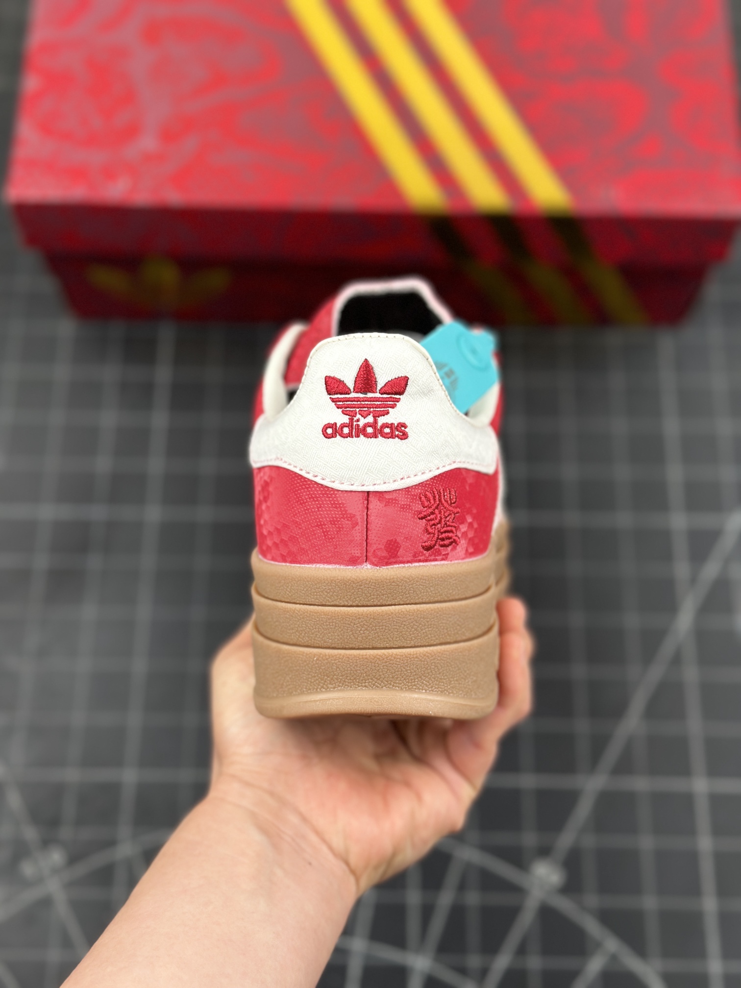 核心私 公司级✅Adidas originals GAZELLE BOLD CNY 蛇年限定 高热新品 "year ofsnake" 时尚百搭 防滑耐磨 低帮阿迪达斯厚底松糕板鞋 以红色为主 鞋头采用深红色麂皮呈现 整体鞋面辅以蛇纹是最大的亮点 标志性的三道杠区域采用皮面打造 后跟处带有‘發’字样 撞色的搭配使得新年氛围感拉满 货号:JQ5977 D2X0