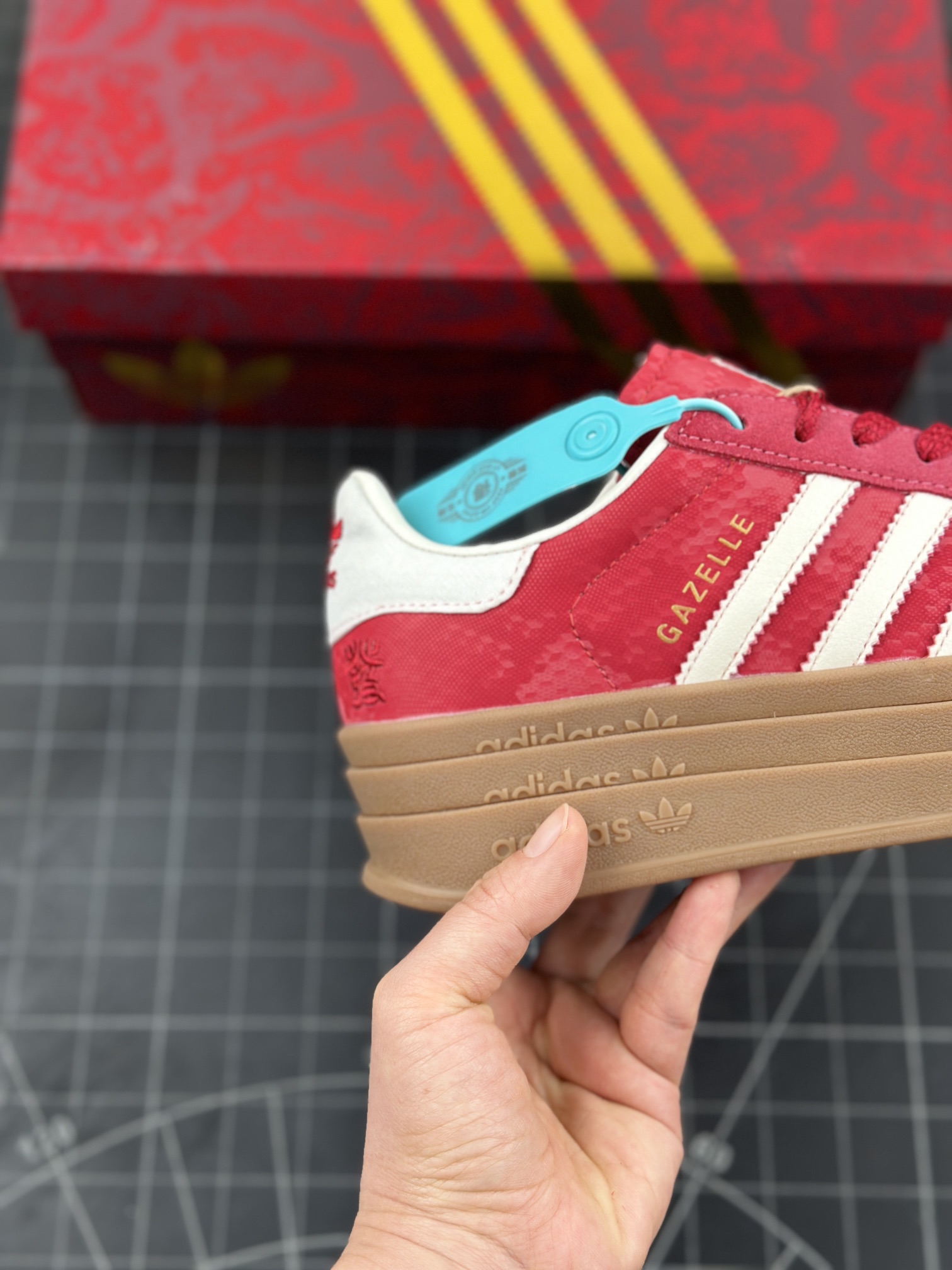 核心私 公司级✅Adidas originals GAZELLE BOLD CNY 蛇年限定 高热新品 "year ofsnake" 时尚百搭 防滑耐磨 低帮阿迪达斯厚底松糕板鞋 以红色为主 鞋头采用深红色麂皮呈现 整体鞋面辅以蛇纹是最大的亮点 标志性的三道杠区域采用皮面打造 后跟处带有‘發’字样 撞色的搭配使得新年氛围感拉满 货号:JQ5977 D2X0