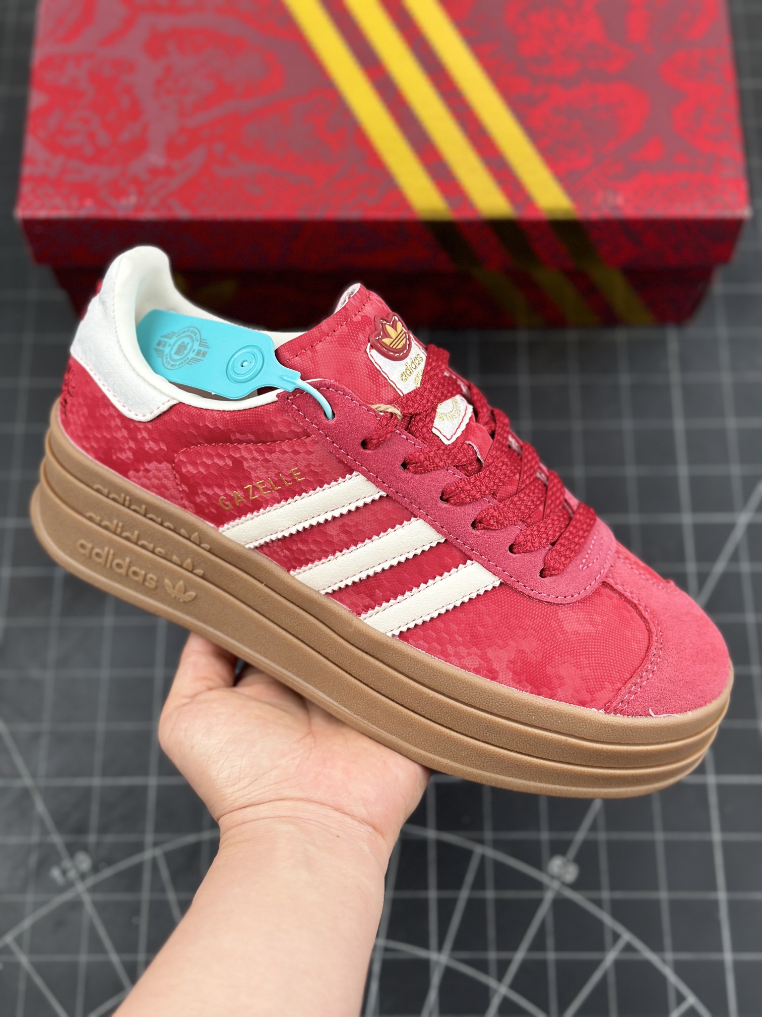 核心私 公司级✅Adidas originals GAZELLE BOLD CNY 蛇年限定 高热新品 "year ofsnake" 时尚百搭 防滑耐磨 低帮阿迪达斯厚底松糕板鞋 以红色为主 鞋头采用深红色麂皮呈现 整体鞋面辅以蛇纹是最大的亮点 标志性的三道杠区域采用皮面打造 后跟处带有‘發’字样 撞色的搭配使得新年氛围感拉满 货号:JQ5977 D2X0