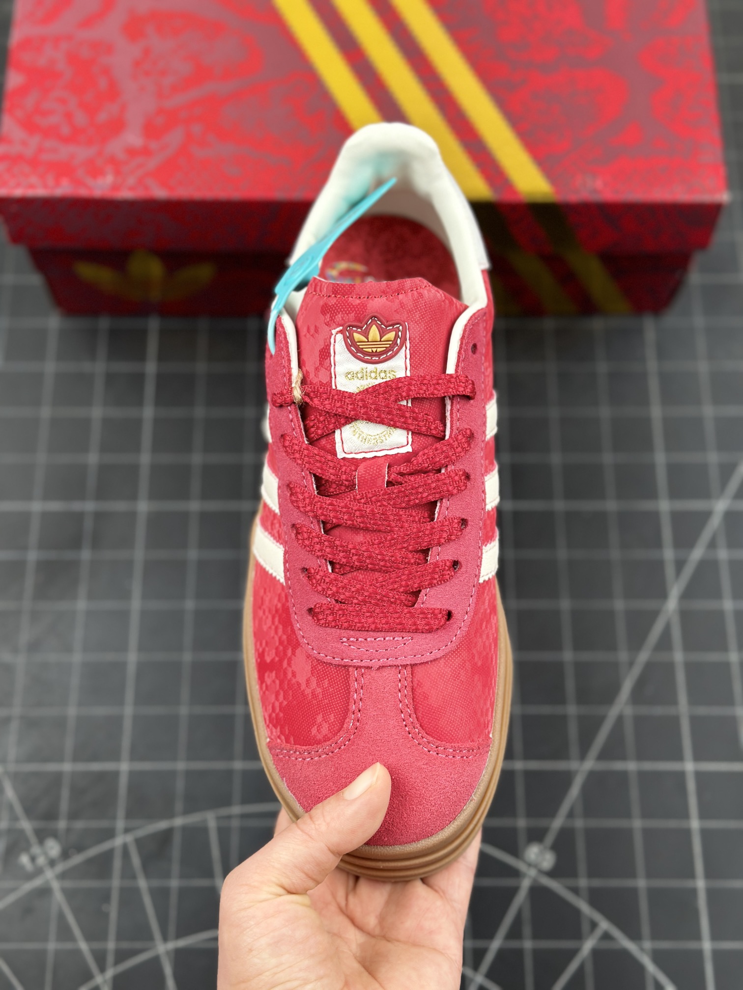 核心私 公司级✅Adidas originals GAZELLE BOLD CNY 蛇年限定 高热新品 "year ofsnake" 时尚百搭 防滑耐磨 低帮阿迪达斯厚底松糕板鞋 以红色为主 鞋头采用深红色麂皮呈现 整体鞋面辅以蛇纹是最大的亮点 标志性的三道杠区域采用皮面打造 后跟处带有‘發’字样 撞色的搭配使得新年氛围感拉满 货号:JQ5977 D2X0