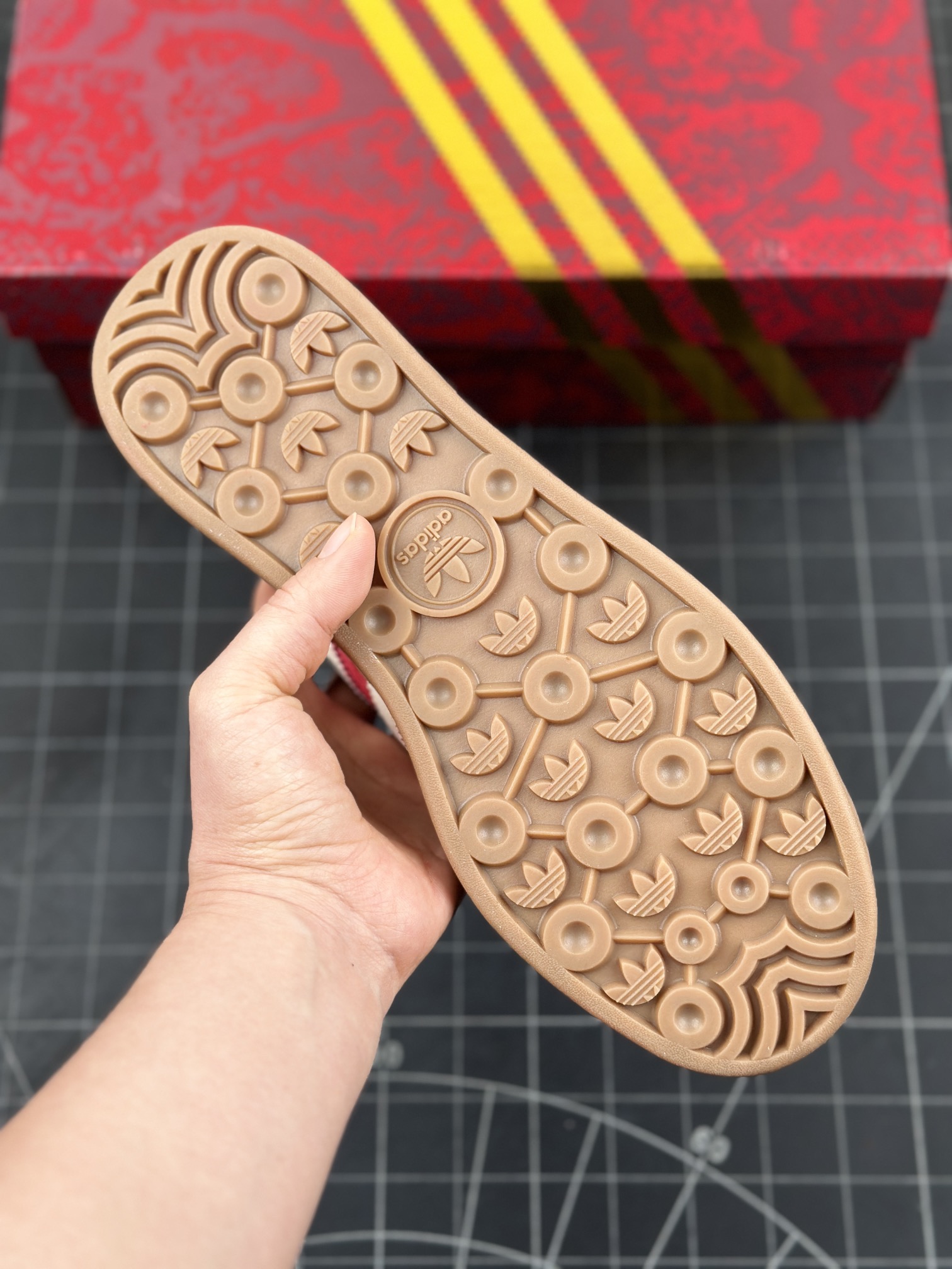 核心私 公司级✅Adidas originals GAZELLE BOLD CNY 蛇年限定 高热新品 "year ofsnake" 时尚百搭 防滑耐磨 低帮阿迪达斯厚底松糕板鞋 以红色为主 鞋头采用深红色麂皮呈现 整体鞋面辅以蛇纹是最大的亮点 标志性的三道杠区域采用皮面打造 后跟处带有‘發’字样 撞色的搭配使得新年氛围感拉满 货号:JQ5977 D2X0