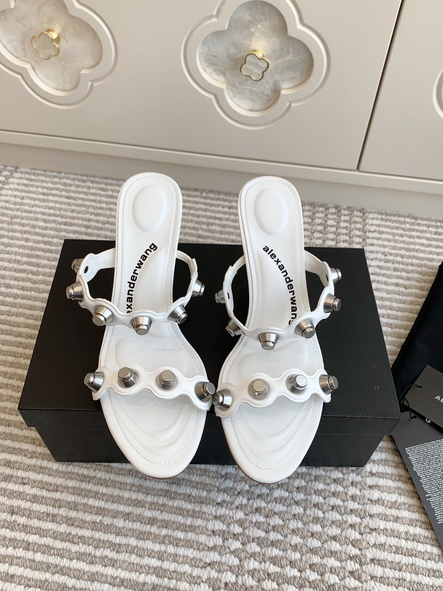 NO:414234,Purchase grade Alexande* WangAW King·25ss The latest spring and summer thick heel high heel sandals with personality and unique style, super texture, love, love, this model is simple and fashionable and comfortable to wear. A indispensable model in summer presents a brand new iconic outline. This shoe is made of soft leather, hollow heel with hardware logo, thick heel 6.5cm, high heel 8cm, upper cowhide/original mold rivets, inner sheepskin sole Italian leather outsole Size#35-39 (customized by 40/41), slippers, alexander wang, slippers, cowhide, sheepskin, Leather soles19860909批 代购级 Alexande* WangAW大王·25ss 春夏最新款粗跟高跟凉拖鞋 个性御姐风 超有质感 爱了爱了 该款设计简约上脚时尚舒服 夏季不可缺少的一款大王呈现焕然一新的标志性轮廓.这款鞋履由柔软皮制成镂空鞋跟搭配五金件徽标 粗跟6.5cm 高跟8cm 鞋面牛皮/原版开模铆钉 内里羊皮里鞋底意大利真皮大底 Size#35-39(40/41定做),拖鞋,alexander wang,slippers,cowhide,sheepskin,Leather soles,Women's Shoes