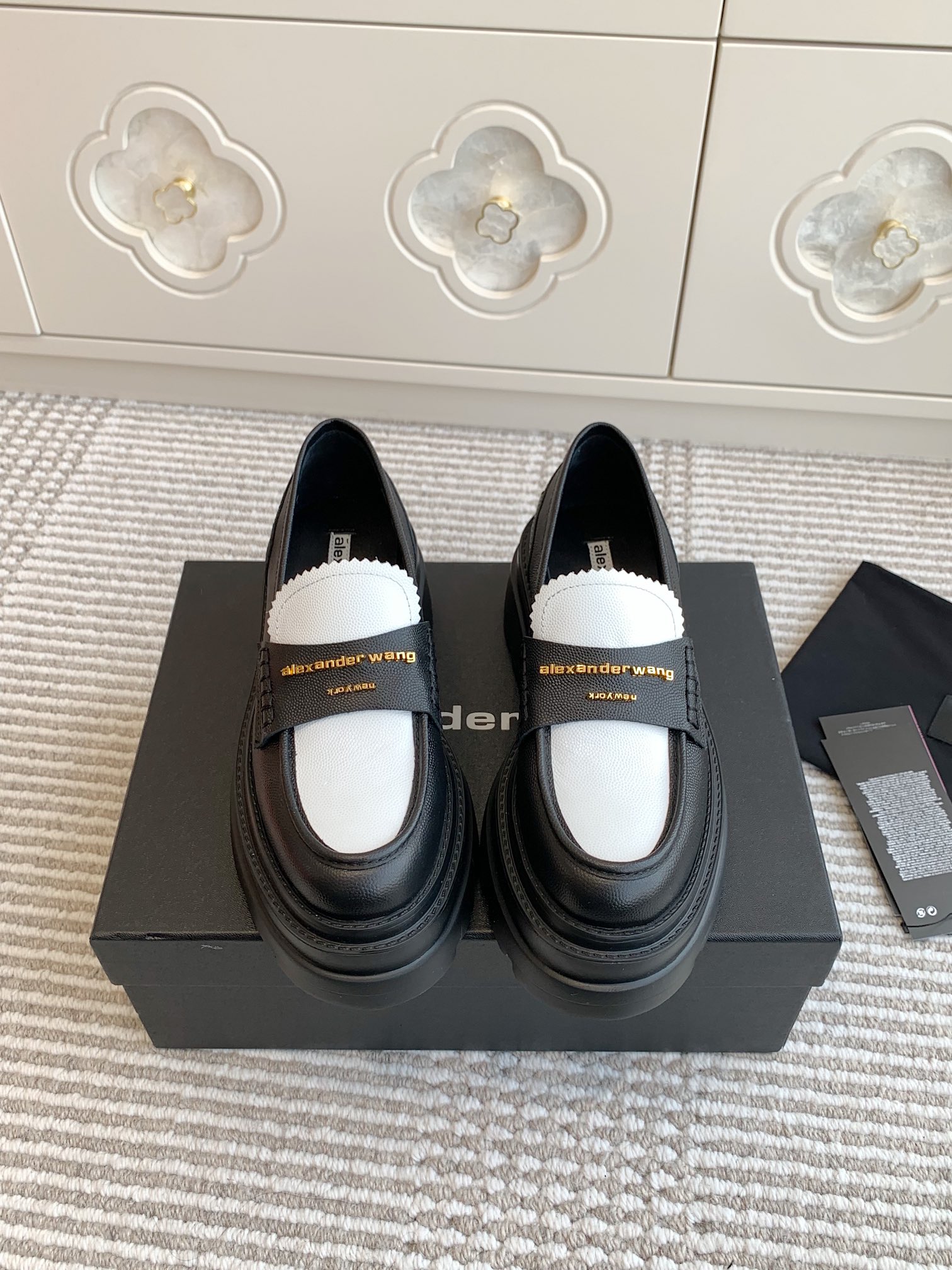 NO:543322,Purchase grade # Alexander King Waterproof Platform Sponge Cake Thick-soled Loafers, One-foot Loafers, Jennie, The Thick-soled Loafers, Jennie, These Thick-soled Loafers are amazing. Jennie recently launched West Jelly. The same loafers come from the King of Pressure Mountain HaileyBieber, HaileyBieber!  This pair of stock trading artifacts is the latest Carter thick-soled loafers in autumn and winter. They are definitely a must-have artifact for leggings. Compared with the previous old models and your family, the new model looks taller and thinner. In addition to the classic black, there is also burgundy, which is both low-key and useless color matching. Bright Pipi Ge is paired with the iconic brand metal logo, and the 7cm thick-soled design can easily have long legs!  The original upper is opened beaded cowhide + sheepskin splicing, large sole open mold rubber integrated IP outsole, heel height thick sole 7.5cm, thin sole 5cm, size 35-41 (40/41 custom made without return and exchange), loafers, alexander wang, cartier, loafers, cowhide, sheepskin19860909批 代购级 # 亚历山大王防水台松糕厚底乐福鞋 一脚蹬乐福鞋 Jennie 大王这双厚底乐福鞋好绝 Jennie近日出西果冻.同款乐福鞋来自压力山大王 HaileyBieber撞鞋！这双炒股神器就是来袭Alexander Wang 秋冬最新款Carter厚底乐福鞋,绝对是腿精必备神器. 新款相比之前的老款和你家的显高显瘦,除了经典黑色外,还有酒红色,都是低调白搭的配色 亮皮皮哥搭配标志性的品牌金属徽标,加上7cm厚底设计轻松拥有大长腿！ 鞋面原版开边珠牛皮+羊皮拼接 大底开模橡胶一体ip大底 跟高厚底7.5cm 薄底5cm 码数35-41（40/41定制不退换）,乐福鞋,alexander wang,cartier,loafers,cowhide,sheepskin,Women's Shoes