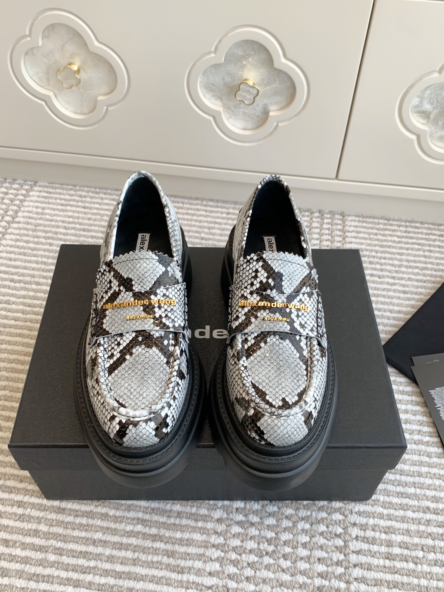 NO:543325,Batch Purchasing Level # Alexander Wang waterproof platform platform platform thick-soled loafers, one-leg loafers. Jennie King's thick-soled loafers are amazing. Jennie recently went to the West Jelly. The same type of loafers comes from pressure mountain king HaileyBieber's bumper shoes!  This pair of stock trading artifacts is Alexander Wang’s latest Carter thick-soled loafers for autumn and winter. They are definitely a must-have for leg muscles. Compared with the previous old model and yours, the new model looks taller and slimmer. In addition to the classic black, there is also burgundy, which are low-key and no-match colors. The bright leather leather brother is paired with the iconic brand metal logo, and the 7cm thick-soled design makes it easy to have long legs!  Upper original open edge beaded cowhide + sheepskin splicing outsole molded rubber one-piece ip outsole heel height thick sole 7.5cm thin sole 5cm size 35-41 (40/41 customized non-refundable), loafers, alexander wang, cartier, loafers, cowhide, sheepskin19860909批 代购级 # 亚历山大王防水台松糕厚底乐福鞋 一脚蹬乐福鞋 Jennie 大王这双厚底乐福鞋好绝 Jennie近日出西果冻.同款乐福鞋来自压力山大王 HaileyBieber撞鞋！这双炒股神器就是来袭Alexander Wang 秋冬最新款Carter厚底乐福鞋,绝对是腿精必备神器. 新款相比之前的老款和你家的显高显瘦,除了经典黑色外,还有酒红色,都是低调白搭的配色 亮皮皮哥搭配标志性的品牌金属徽标,加上7cm厚底设计轻松拥有大长腿！ 鞋面原版开边珠牛皮+羊皮拼接 大底开模橡胶一体ip大底 跟高厚底7.5cm 薄底5cm 码数35-41（40/41定制不退换）,乐福鞋,alexander wang,cartier,loafers,cowhide,sheepskin,Women's Shoes