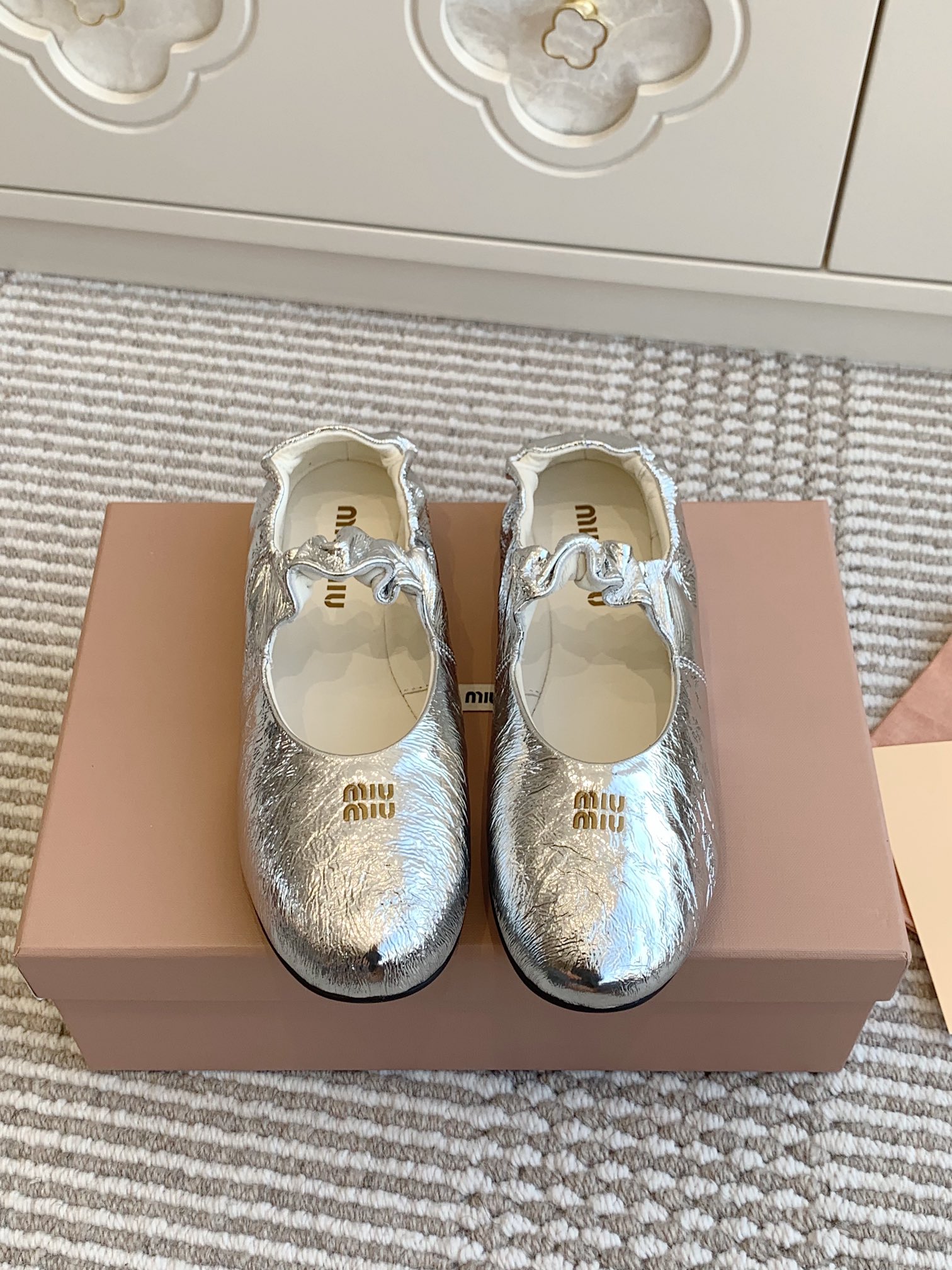 NO:164712,Miu Miu Miu 25ss Spring and Summer New Model Mary Jane Single Shoes/Ballet Shoes The Miao family integrates the agility of ballet into daily life. It uses modern brushstrokes to portray the classic outline of dance shoes!  Super soft sheep leather ballet shoes. Draw inspiration from classic Japanese shoes. Simple but not complicated to suit a variety of styles. Sporting and fashionable. Imported upper super soft patent leather/sheepskin inner water dyed sheepskin outsole original open mold latex outsole Size#35-41 (40/41 custom made without return or exchange), ballet shoes, miumiu, mary jane, sheepskin19860909批 Miu Miu 缪缪25ss春夏季新款·玛丽珍单鞋/芭蕾舞鞋  缪家以芭蕾的灵动意韵融于日常. 以现代笔触刻画舞鞋经典轮廓！ 超软的绵羊皮质款芭蕾舞鞋. 从经典日式鞋履汲取灵感. 简而不繁适合多种造型. 步履之间灵动时髦. 鞋面进口超软漆皮/绵羊皮 内里水染羊皮里 大底原版开模乳胶大底 Size#35-41（40/41订做不退换）,芭蕾舞鞋,miumiu,mary jane,sheepskin,Women's Shoes