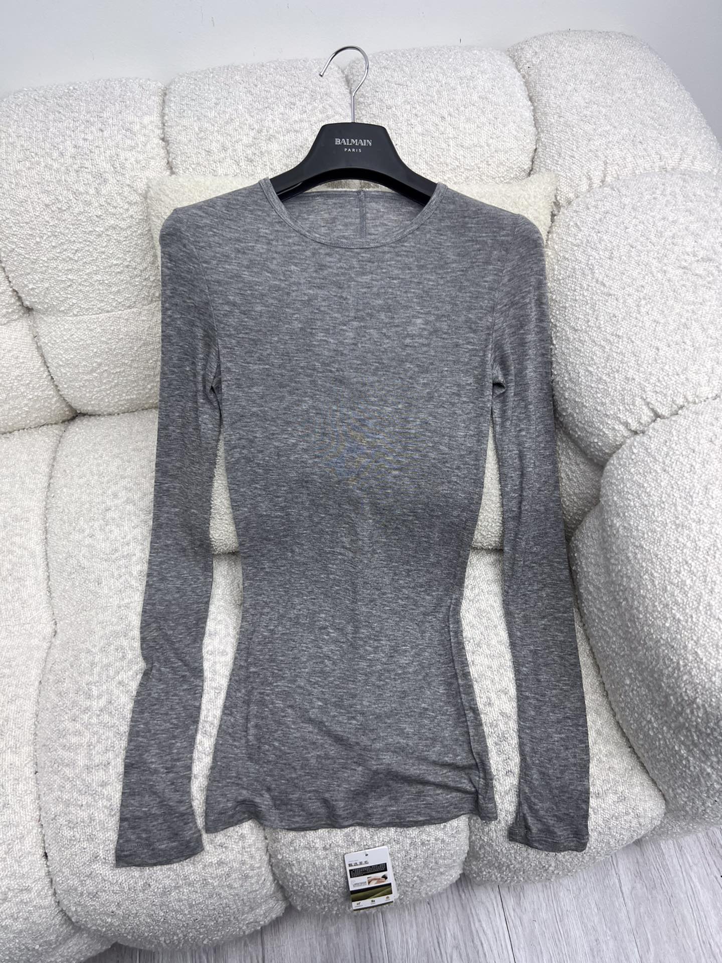 High-Quality Flexible Twirl T-Shirt for Single Female Suit: Classic Details, Advanced Visibility, Small Size - 图片 9