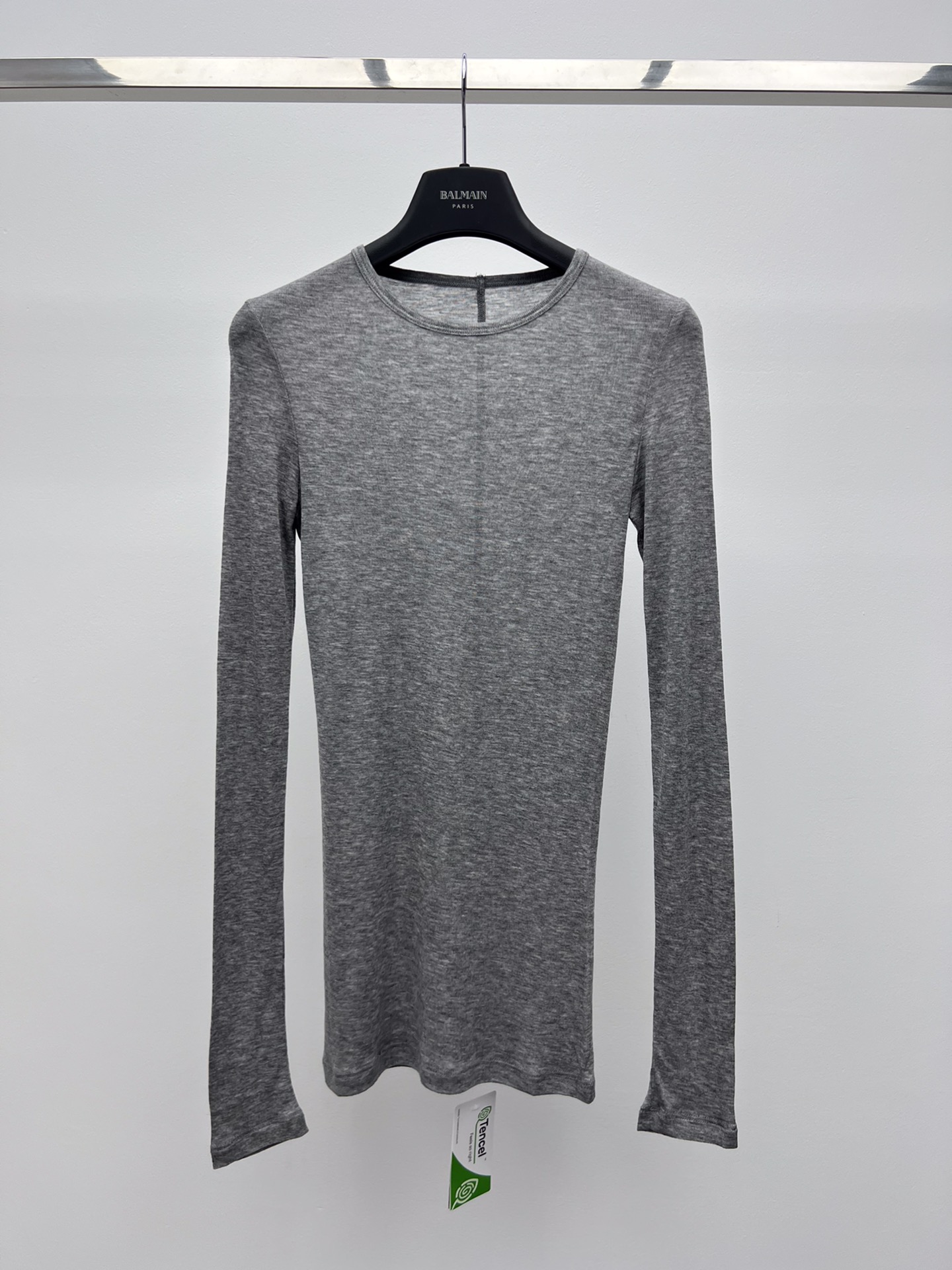 High-Quality Flexible Twirl T-Shirt for Single Female Suit: Classic Details, Advanced Visibility, Small Size