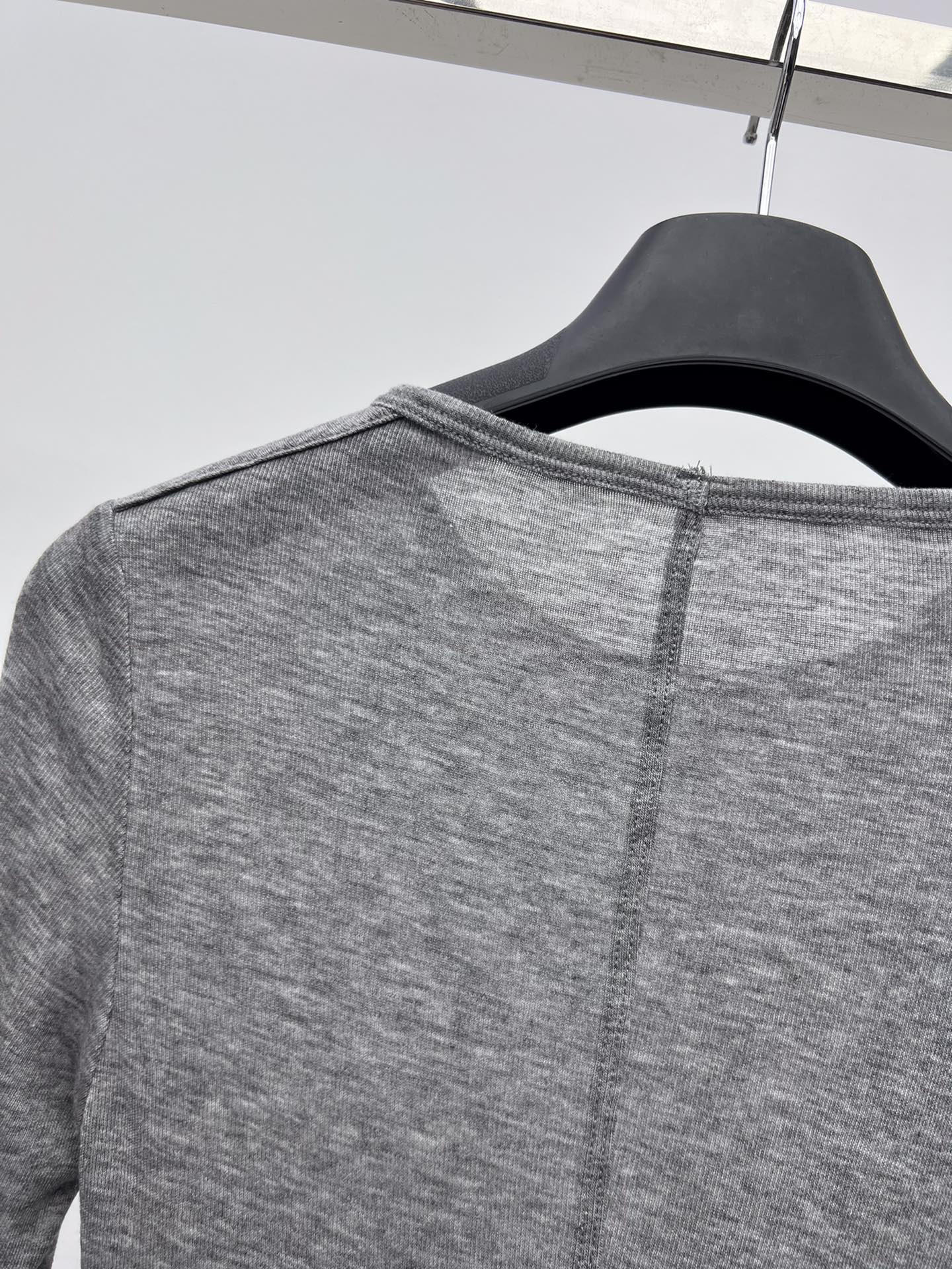 High-Quality Flexible Twirl T-Shirt for Single Female Suit: Classic Details, Advanced Visibility, Small Size - 图片 8