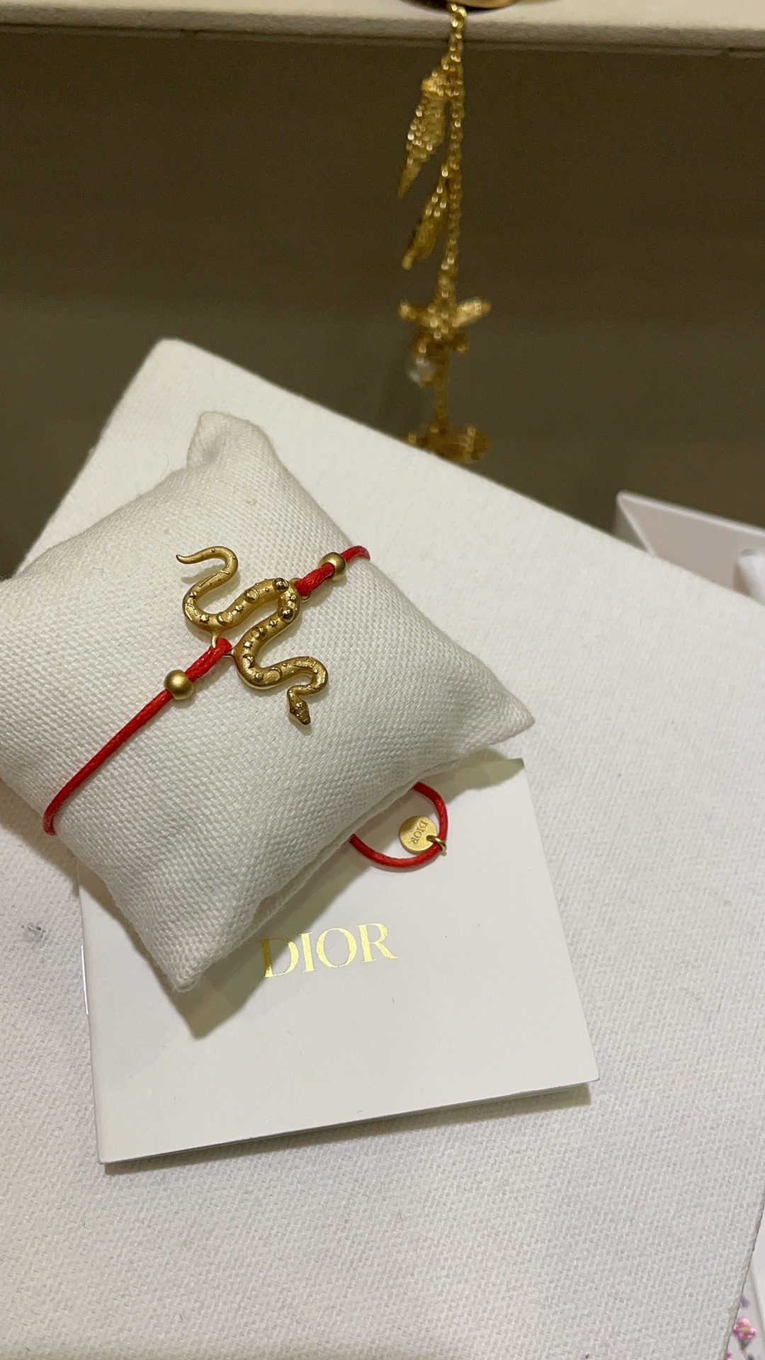 NO:631433,88130, today’s new product with packaging. Purchase the yb year golden snake lucky red rope bracelet. Must buy lucky red rope. Good luck blessing. Exclusive purchase from zp customization. Same brass gold-plated material. Very authentic retro red, super white. It looks good whether worn alone or stacked. Must be arranged. The golden beads on the tail chain can be adjusted by sliding~,,bracelet,gold plating,Cardia high-end jewelry1986090988130,配包装今日新品 购入yb 年金色灵蛇幸运红绳手链 必买幸运红绳 好运加持 独家购入zp定制 一样黄铜镀金材质 很正的复古红色,超级显白 无论是单戴还是叠戴都好看 必须安排 尾链金色小珠子滑动可调节～,,bracelet,gold plating,卡迪亚高端饰品,Jewelry