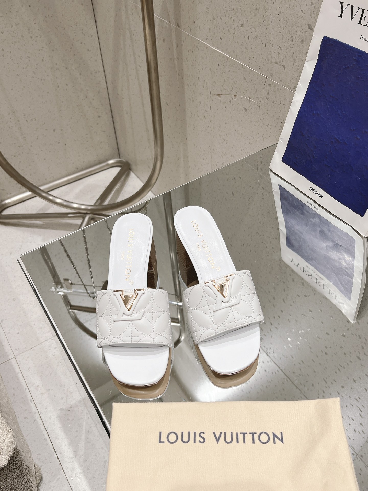 NO:247186,Top version Electric embroidered slipper series This LV Capri flat sandals are made of soft cowhide leather, which interprets the elegant style with wide shoelaces. Delicate leather partially coated by LV letter decoration, greeting Capucines handbag elements, wear-resistant leather outsole perfect overall. Material: imported calfskin Inner lid: full sheepskin footbed outsole Outsole: original outsole Heel height: flat/5.5cm Shoe size: 35-42 (40.41.42 custom made without return), slippers, louis vuitton, slippers, cowhide, sheepskin19860909顶级版本 电绣拖鞋系列 本款 LV Capri 平底凉拖选用柔软牛皮革,以宽幅鞋带演绎闲雅风尚.细腻皮革局部包覆 LV 字母装饰,致意 Capucines 手袋元素,耐磨皮革外底完善整体. 材料:进口小牛皮 内里:垫脚全羊皮 大底:原版大底 跟高:平底/5.5cm 鞋码: 35-42(40.41.42定做不退换),拖鞋,louis vuitton,slippers,cowhide,sheepskin,Women's Shoes