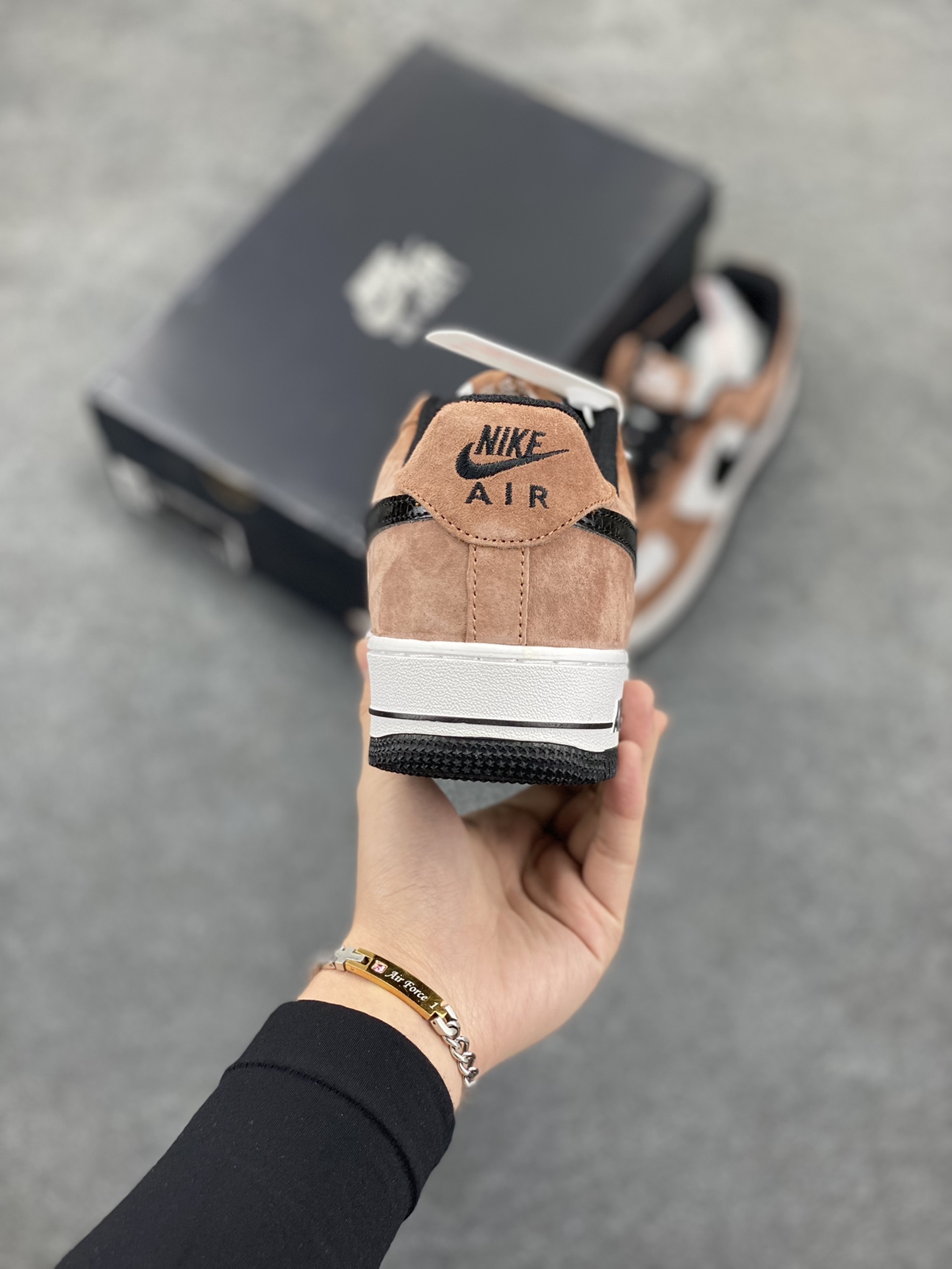 图片[4]-Nike Air Force 1 Low \’07 “蛇年限定”摩卡配色 低帮空军一号休闲板鞋 定制皮料 原楦原纸板 纯正空军版型 高清洁度 内置全掌气垫 货号：DE0023-800 尺码：36 36.5 37.5 38 38.5 39 40 40.5 41 42 42.5 43 44 44.5 45-选品中心