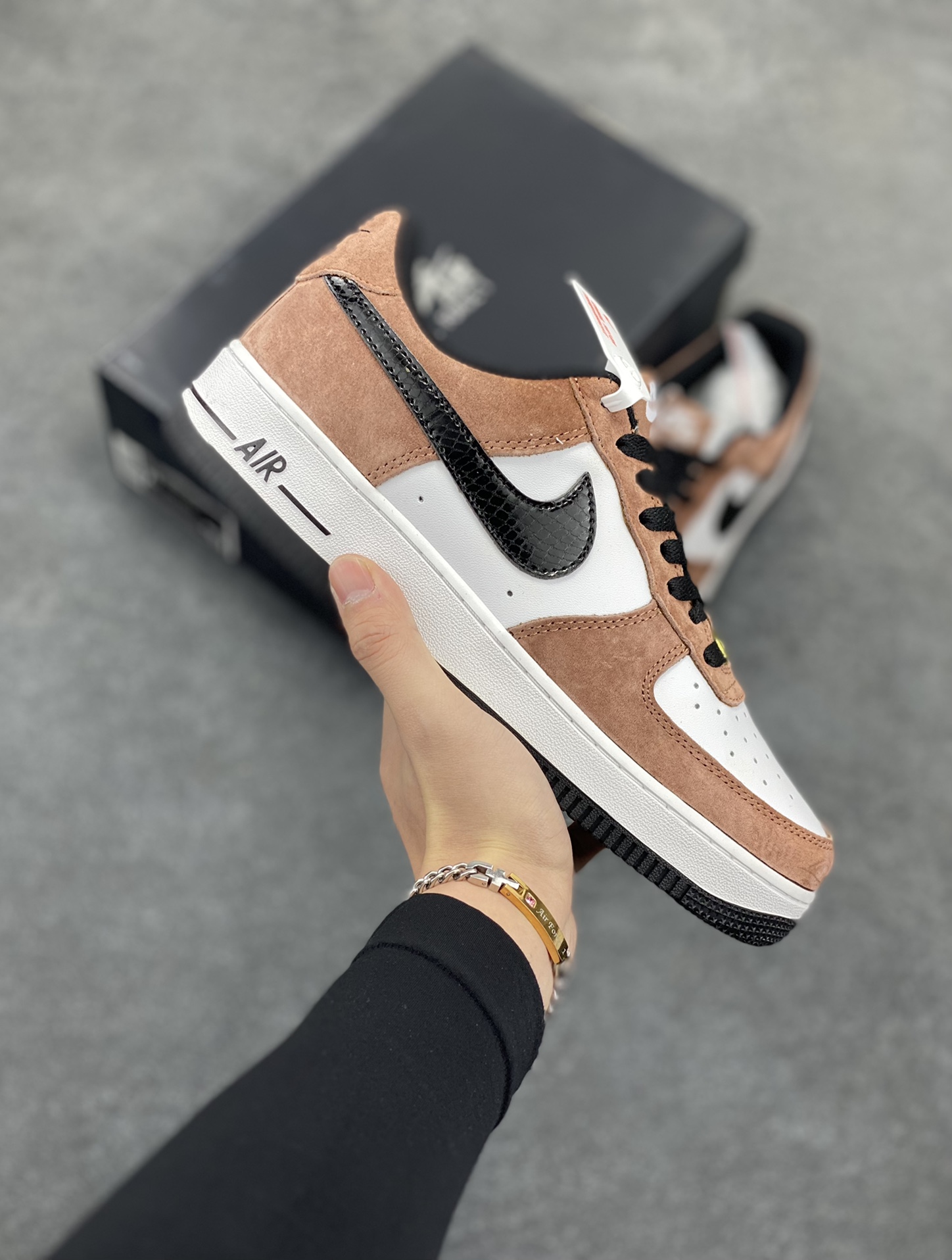 Nike Air Force 1 Low \'07 “蛇年限定”摩卡配色 低帮空军一号休闲板鞋 定制皮料 原楦原纸板 纯正空军版型 高清洁度 内置全掌气垫 货号：DE0023-800 尺码：36 36.5 37.5 38 38.5 39 40 40.5 41 42 42.5 43 44 44.5 45-选品中心