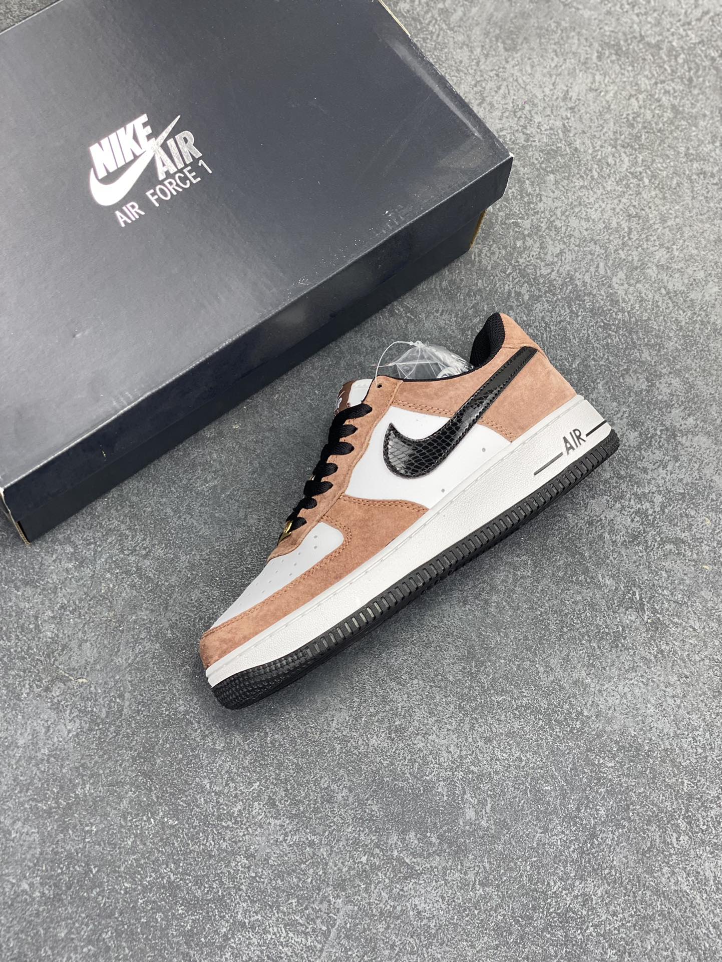 图片[7]-Nike Air Force 1 Low \’07 “蛇年限定”摩卡配色 低帮空军一号休闲板鞋 定制皮料 原楦原纸板 纯正空军版型 高清洁度 内置全掌气垫 货号：DE0023-800 尺码：36 36.5 37.5 38 38.5 39 40 40.5 41 42 42.5 43 44 44.5 45-选品中心