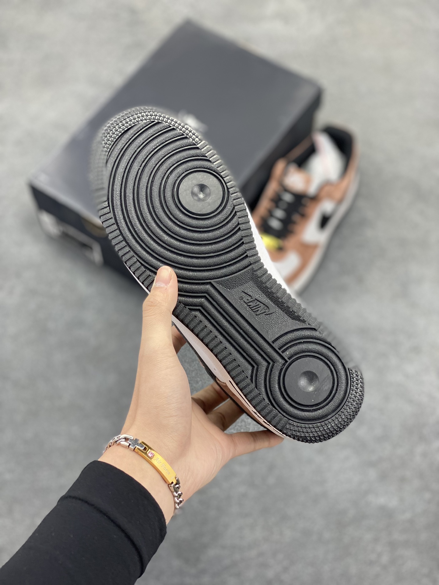 图片[5]-Nike Air Force 1 Low \’07 “蛇年限定”摩卡配色 低帮空军一号休闲板鞋 定制皮料 原楦原纸板 纯正空军版型 高清洁度 内置全掌气垫 货号：DE0023-800 尺码：36 36.5 37.5 38 38.5 39 40 40.5 41 42 42.5 43 44 44.5 45-选品中心