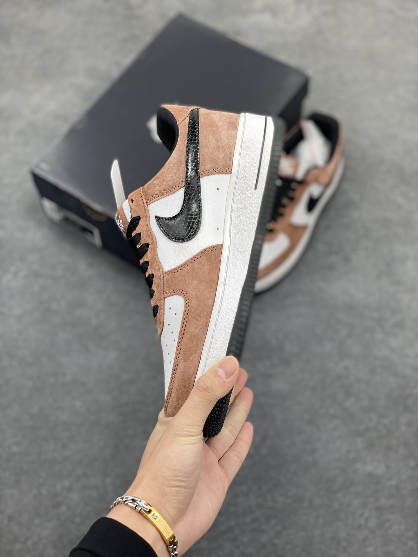 图片[3]-Nike Air Force 1 Low \’07 “蛇年限定”摩卡配色 低帮空军一号休闲板鞋 定制皮料 原楦原纸板 纯正空军版型 高清洁度 内置全掌气垫 货号：DE0023-800 尺码：36 36.5 37.5 38 38.5 39 40 40.5 41 42 42.5 43 44 44.5 45-选品中心