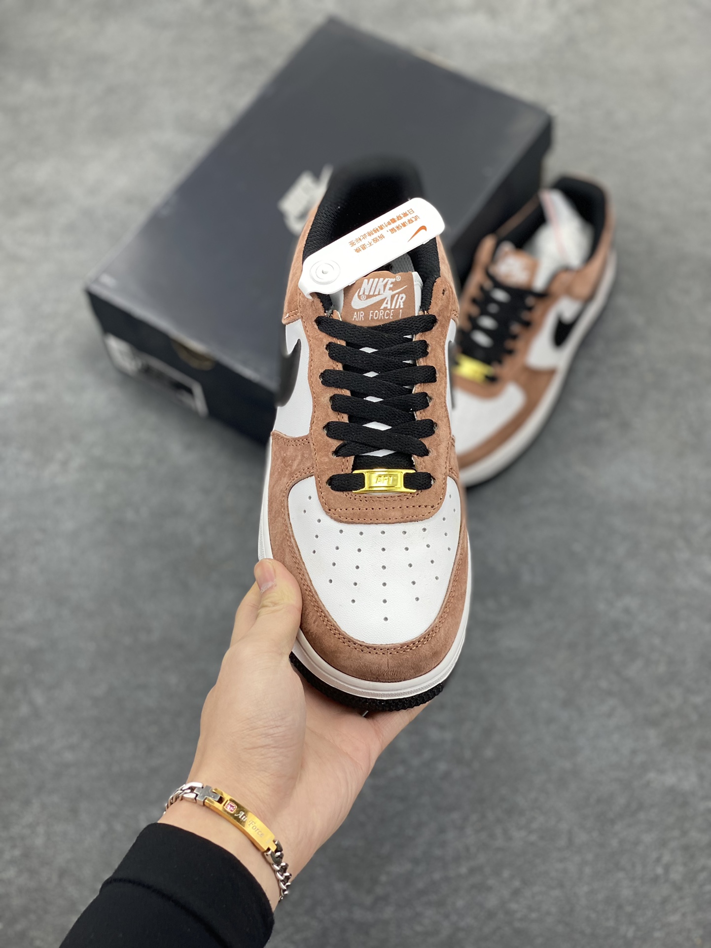 图片[2]-Nike Air Force 1 Low \’07 “蛇年限定”摩卡配色 低帮空军一号休闲板鞋 定制皮料 原楦原纸板 纯正空军版型 高清洁度 内置全掌气垫 货号：DE0023-800 尺码：36 36.5 37.5 38 38.5 39 40 40.5 41 42 42.5 43 44 44.5 45-选品中心