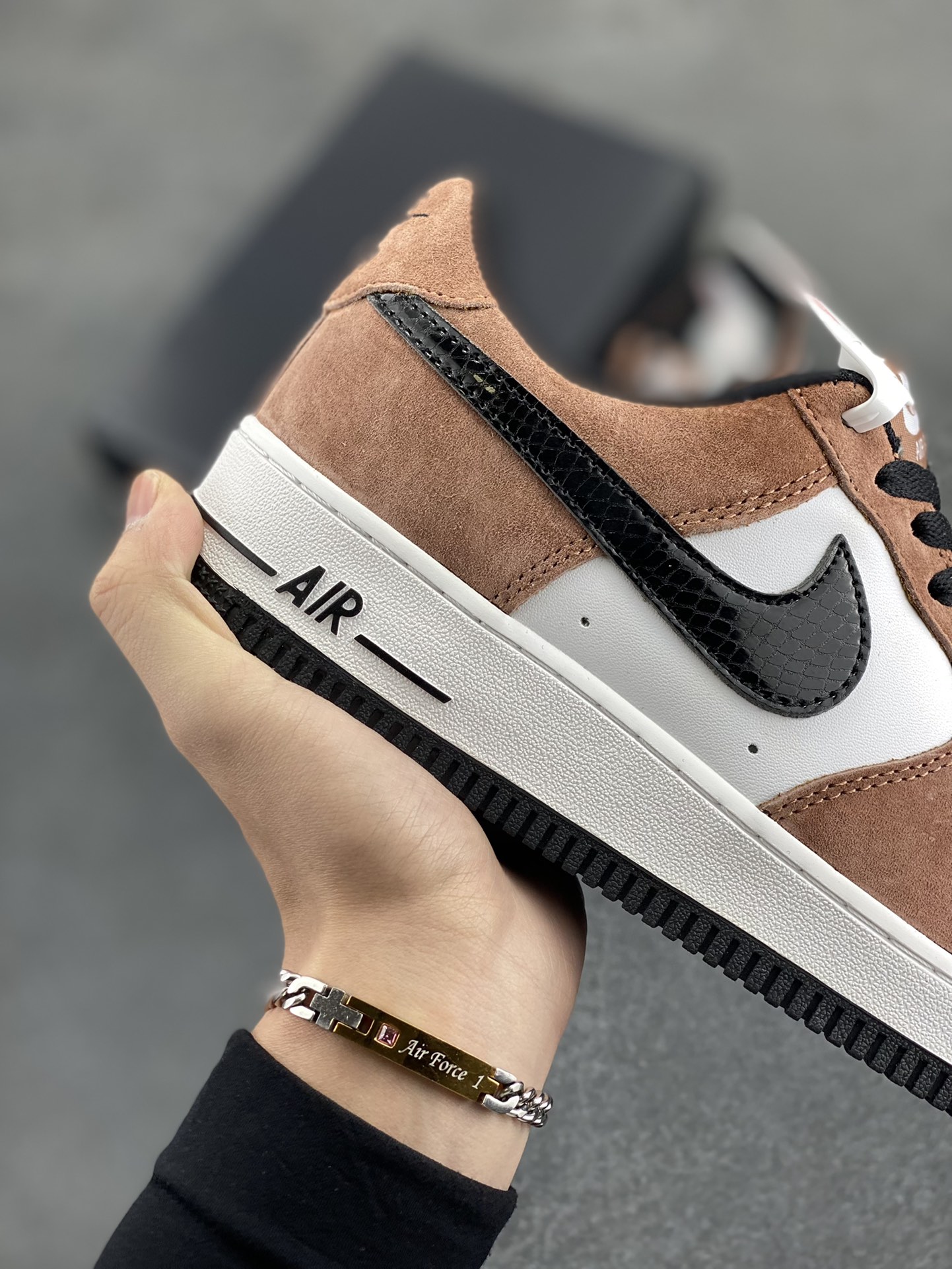 图片[6]-Nike Air Force 1 Low \’07 “蛇年限定”摩卡配色 低帮空军一号休闲板鞋 定制皮料 原楦原纸板 纯正空军版型 高清洁度 内置全掌气垫 货号：DE0023-800 尺码：36 36.5 37.5 38 38.5 39 40 40.5 41 42 42.5 43 44 44.5 45-选品中心