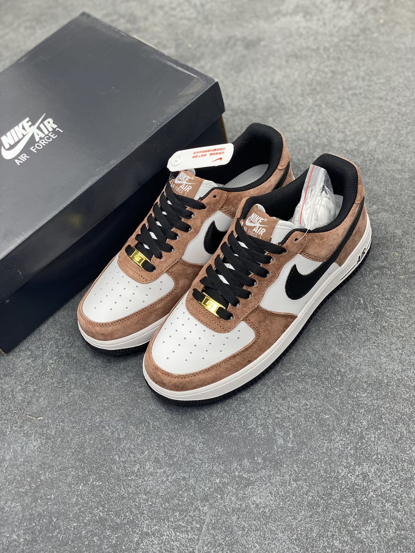 图片[8]-Nike Air Force 1 Low \’07 “蛇年限定”摩卡配色 低帮空军一号休闲板鞋 定制皮料 原楦原纸板 纯正空军版型 高清洁度 内置全掌气垫 货号：DE0023-800 尺码：36 36.5 37.5 38 38.5 39 40 40.5 41 42 42.5 43 44 44.5 45-选品中心