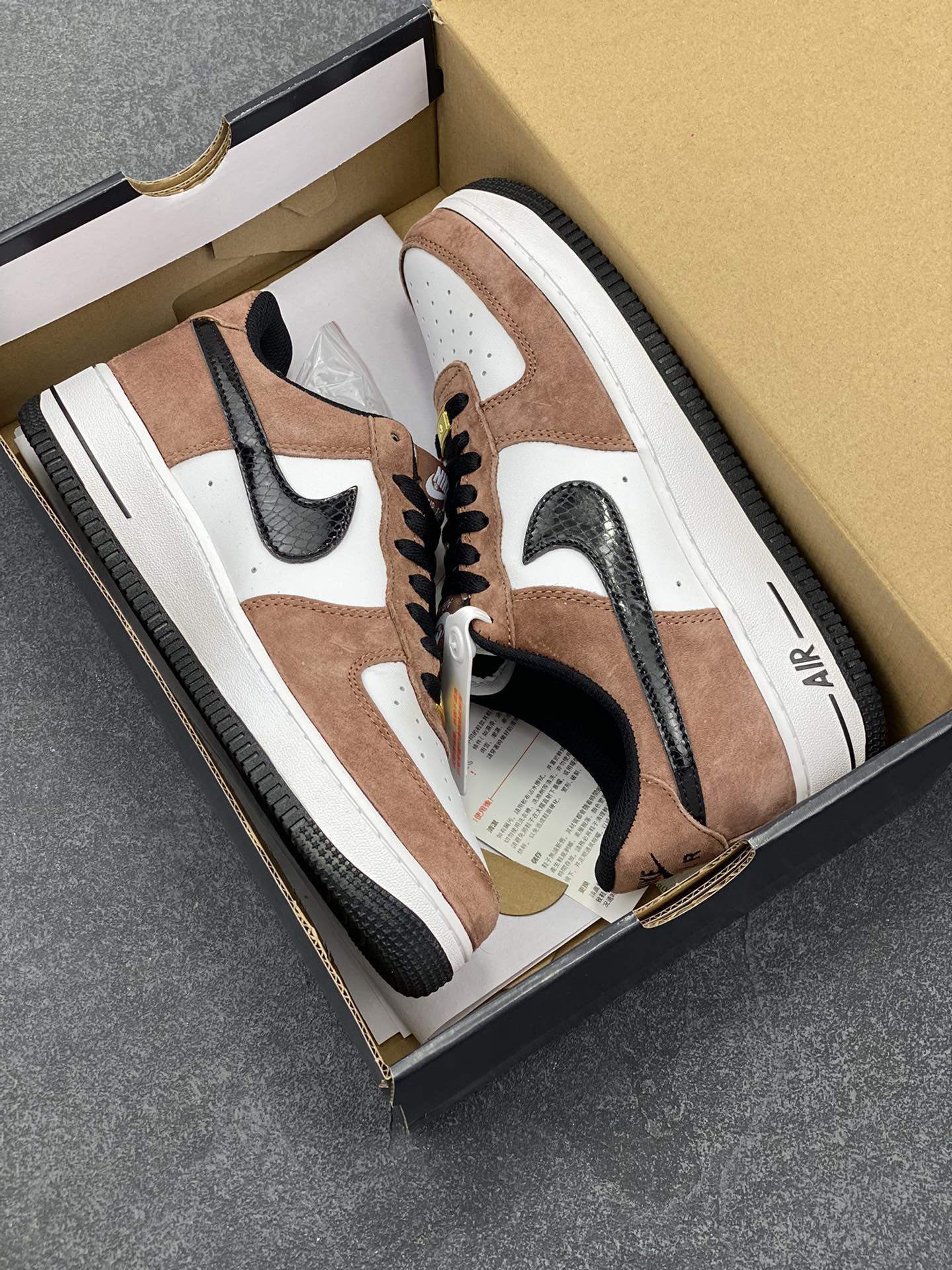 图片[9]-Nike Air Force 1 Low \’07 “蛇年限定”摩卡配色 低帮空军一号休闲板鞋 定制皮料 原楦原纸板 纯正空军版型 高清洁度 内置全掌气垫 货号：DE0023-800 尺码：36 36.5 37.5 38 38.5 39 40 40.5 41 42 42.5 43 44 44.5 45-选品中心