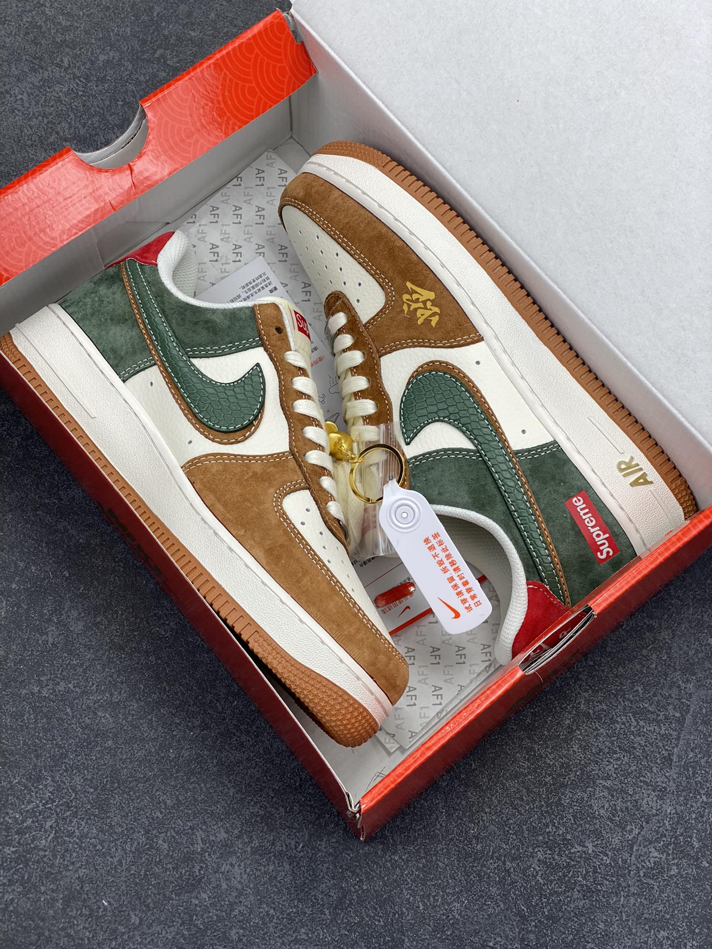 图片[9]-NIke Air Force 1 \’07 Low “Supreme联名蛇年限定–青棕双勾”空军一号 低帮 运动鞋 休闲鞋 折边针车 工艺难度大 原楦头原纸板 原装鞋盒 定制五金配件 内置全掌气垫 原厂鞋底 货号：DM6688-025 尺码：36 36.5 37.5 38 38.5 39 40 40.5 41 42 42.5 43 44 44.5 45-选品中心