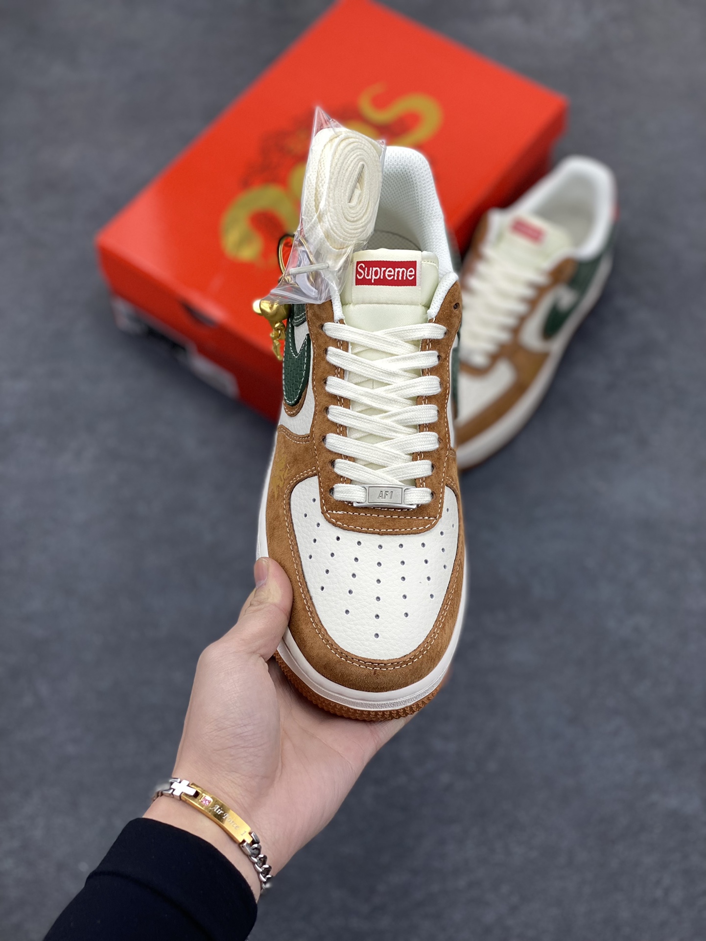 图片[2]-NIke Air Force 1 \’07 Low “Supreme联名蛇年限定–青棕双勾”空军一号 低帮 运动鞋 休闲鞋 折边针车 工艺难度大 原楦头原纸板 原装鞋盒 定制五金配件 内置全掌气垫 原厂鞋底 货号：DM6688-025 尺码：36 36.5 37.5 38 38.5 39 40 40.5 41 42 42.5 43 44 44.5 45-选品中心