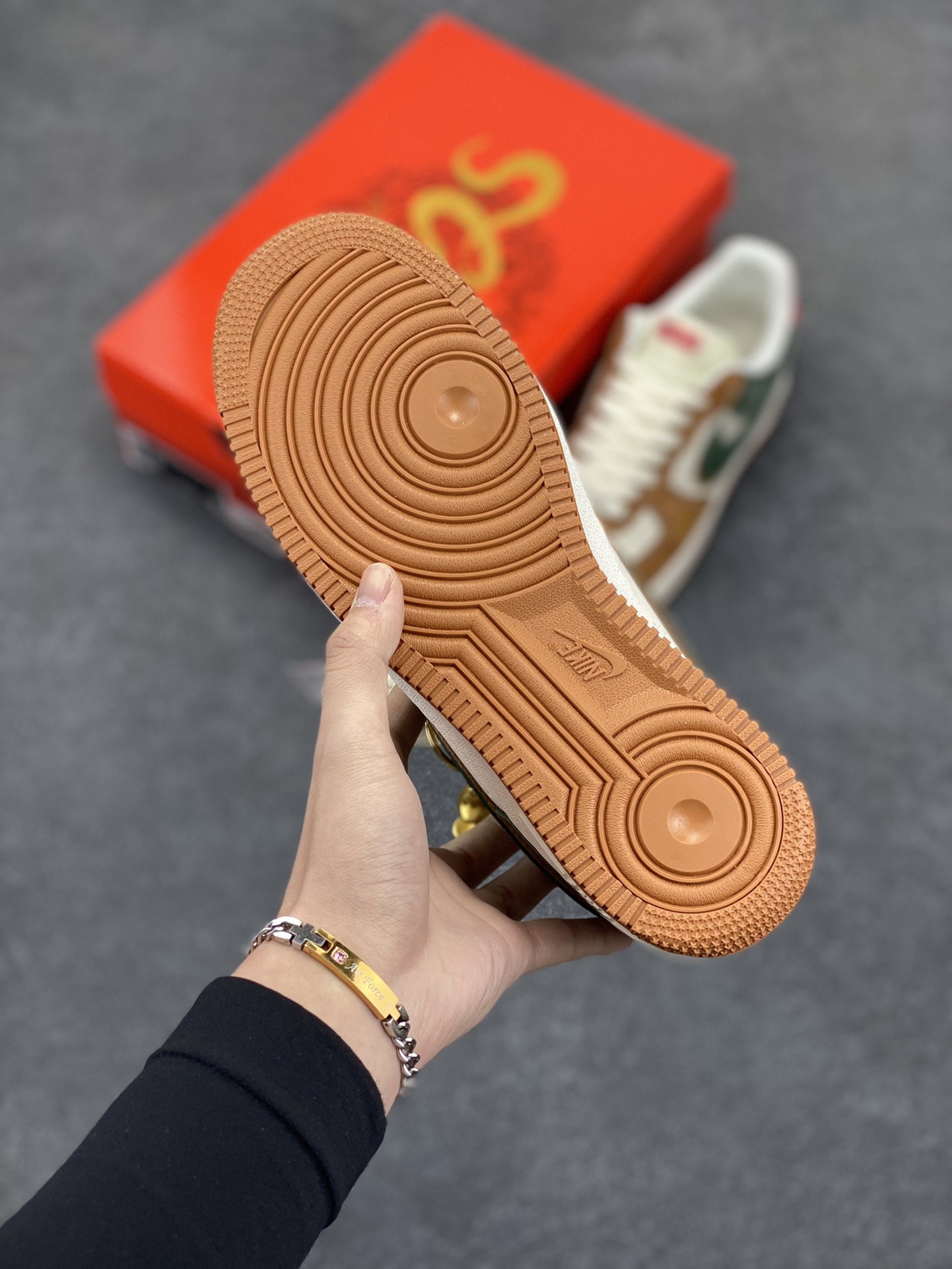 图片[5]-NIke Air Force 1 \’07 Low “Supreme联名蛇年限定–青棕双勾”空军一号 低帮 运动鞋 休闲鞋 折边针车 工艺难度大 原楦头原纸板 原装鞋盒 定制五金配件 内置全掌气垫 原厂鞋底 货号：DM6688-025 尺码：36 36.5 37.5 38 38.5 39 40 40.5 41 42 42.5 43 44 44.5 45-选品中心