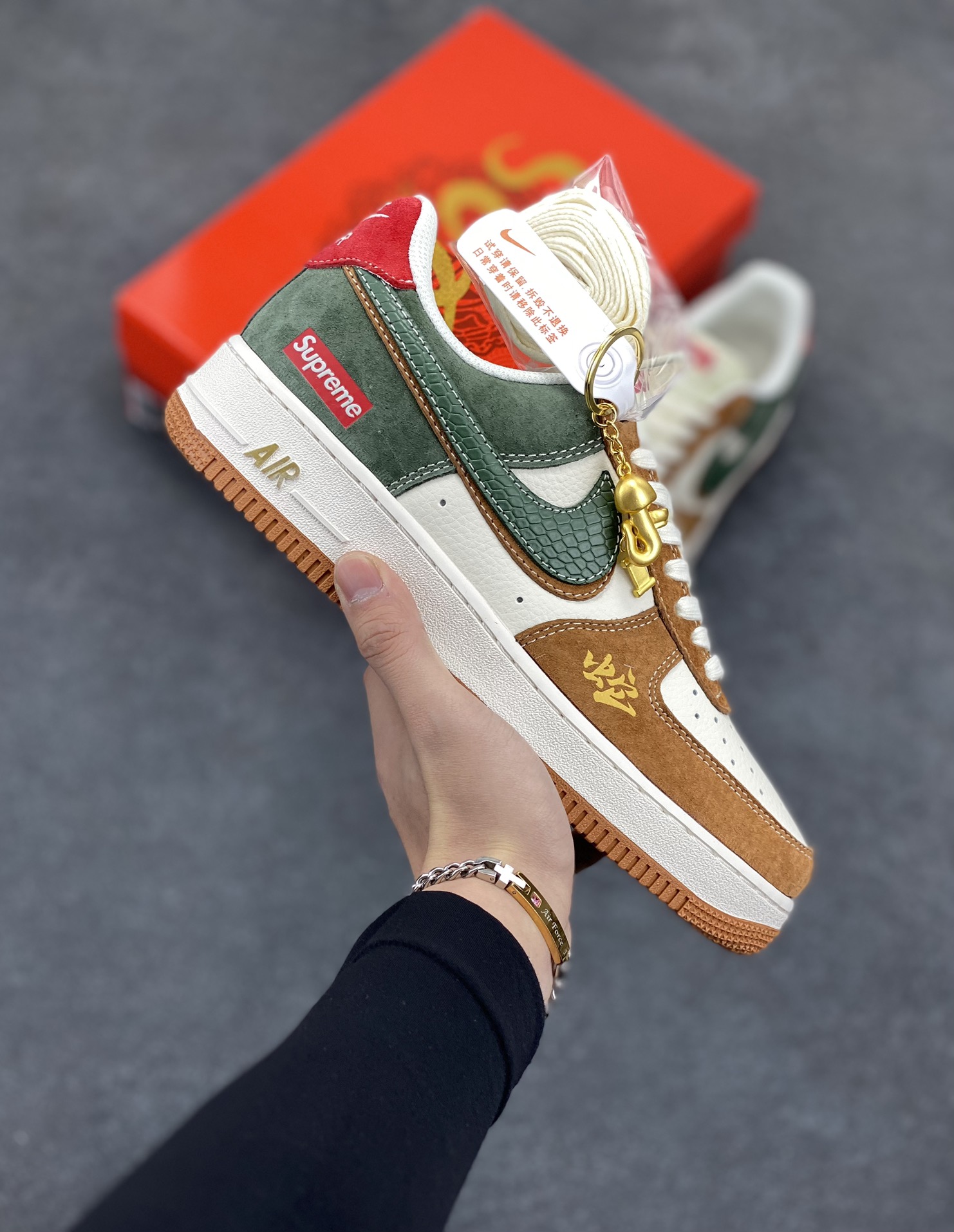 NIke Air Force 1 \'07 Low “Supreme联名蛇年限定--青棕双勾”空军一号 低帮 运动鞋 休闲鞋 折边针车 工艺难度大 原楦头原纸板 原装鞋盒 定制五金配件 内置全掌气垫 原厂鞋底 货号：DM6688-025 尺码：36 36.5 37.5 38 38.5 39 40 40.5 41 42 42.5 43 44 44.5 45-选品中心