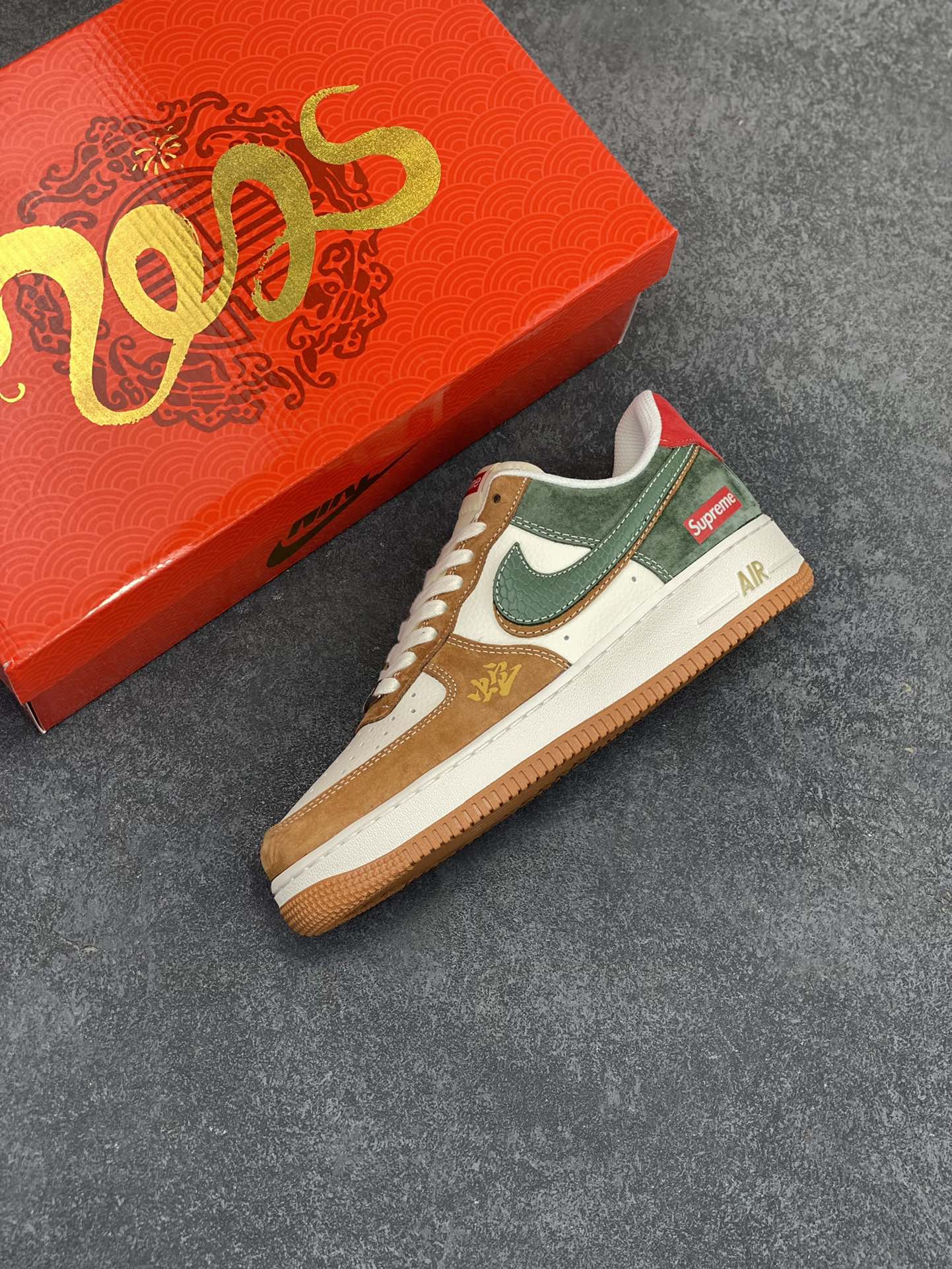 图片[7]-NIke Air Force 1 \’07 Low “Supreme联名蛇年限定–青棕双勾”空军一号 低帮 运动鞋 休闲鞋 折边针车 工艺难度大 原楦头原纸板 原装鞋盒 定制五金配件 内置全掌气垫 原厂鞋底 货号：DM6688-025 尺码：36 36.5 37.5 38 38.5 39 40 40.5 41 42 42.5 43 44 44.5 45-选品中心