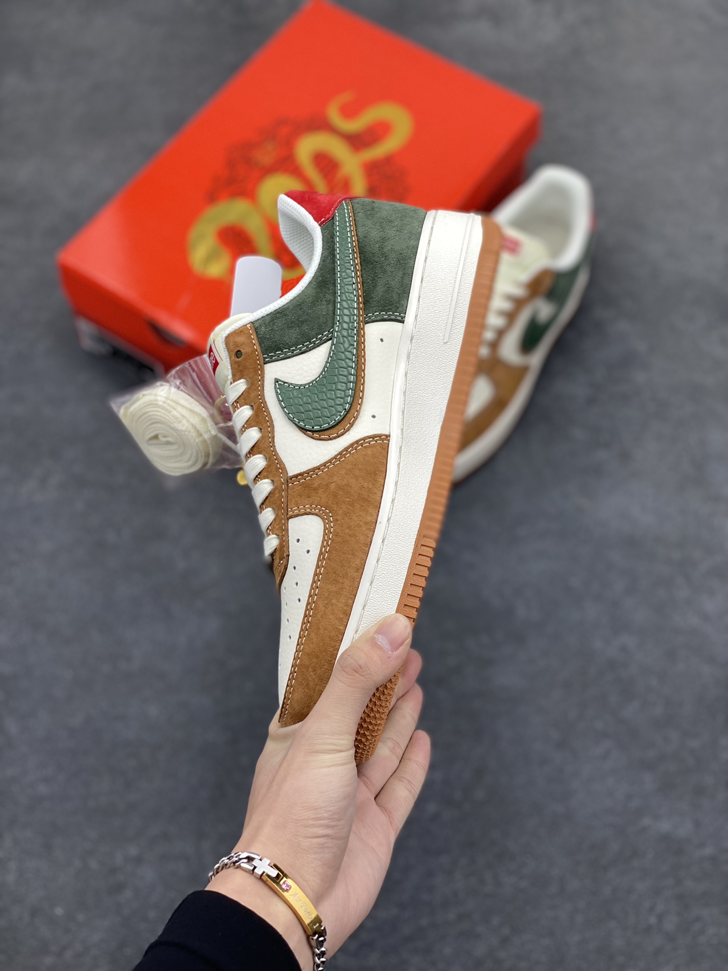 图片[3]-NIke Air Force 1 \’07 Low “Supreme联名蛇年限定–青棕双勾”空军一号 低帮 运动鞋 休闲鞋 折边针车 工艺难度大 原楦头原纸板 原装鞋盒 定制五金配件 内置全掌气垫 原厂鞋底 货号：DM6688-025 尺码：36 36.5 37.5 38 38.5 39 40 40.5 41 42 42.5 43 44 44.5 45-选品中心