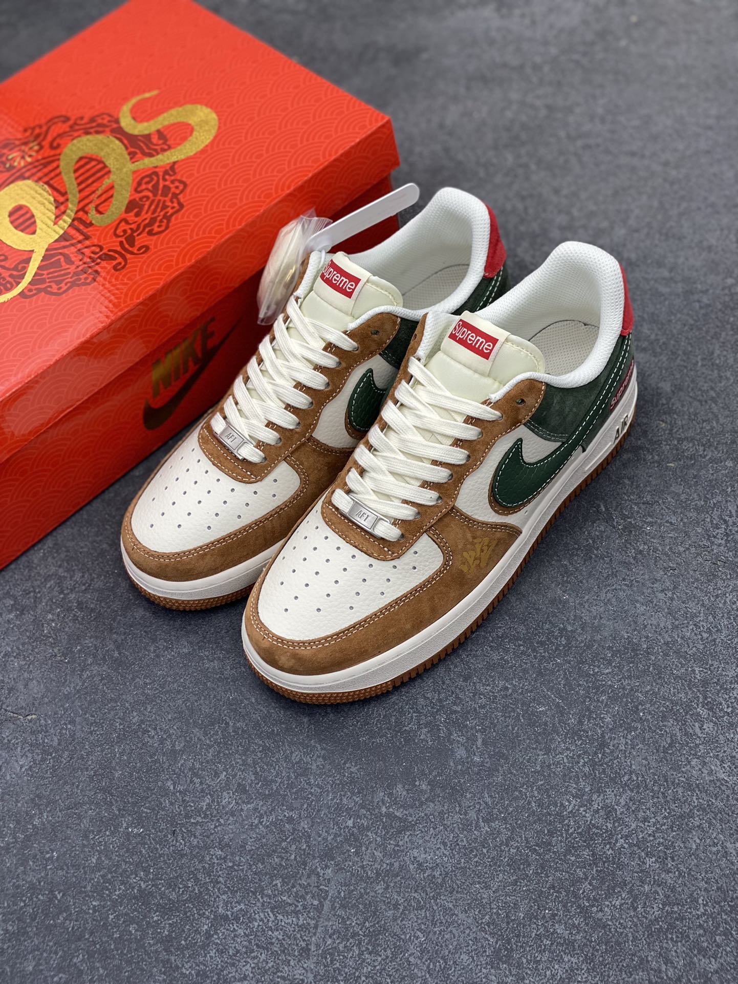 图片[8]-NIke Air Force 1 \’07 Low “Supreme联名蛇年限定–青棕双勾”空军一号 低帮 运动鞋 休闲鞋 折边针车 工艺难度大 原楦头原纸板 原装鞋盒 定制五金配件 内置全掌气垫 原厂鞋底 货号：DM6688-025 尺码：36 36.5 37.5 38 38.5 39 40 40.5 41 42 42.5 43 44 44.5 45-选品中心