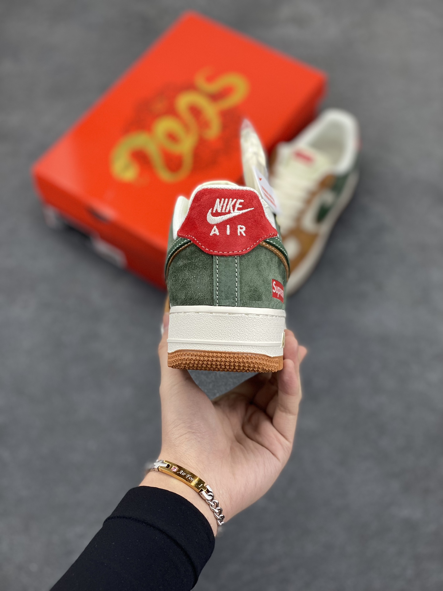 图片[4]-NIke Air Force 1 \’07 Low “Supreme联名蛇年限定–青棕双勾”空军一号 低帮 运动鞋 休闲鞋 折边针车 工艺难度大 原楦头原纸板 原装鞋盒 定制五金配件 内置全掌气垫 原厂鞋底 货号：DM6688-025 尺码：36 36.5 37.5 38 38.5 39 40 40.5 41 42 42.5 43 44 44.5 45-选品中心