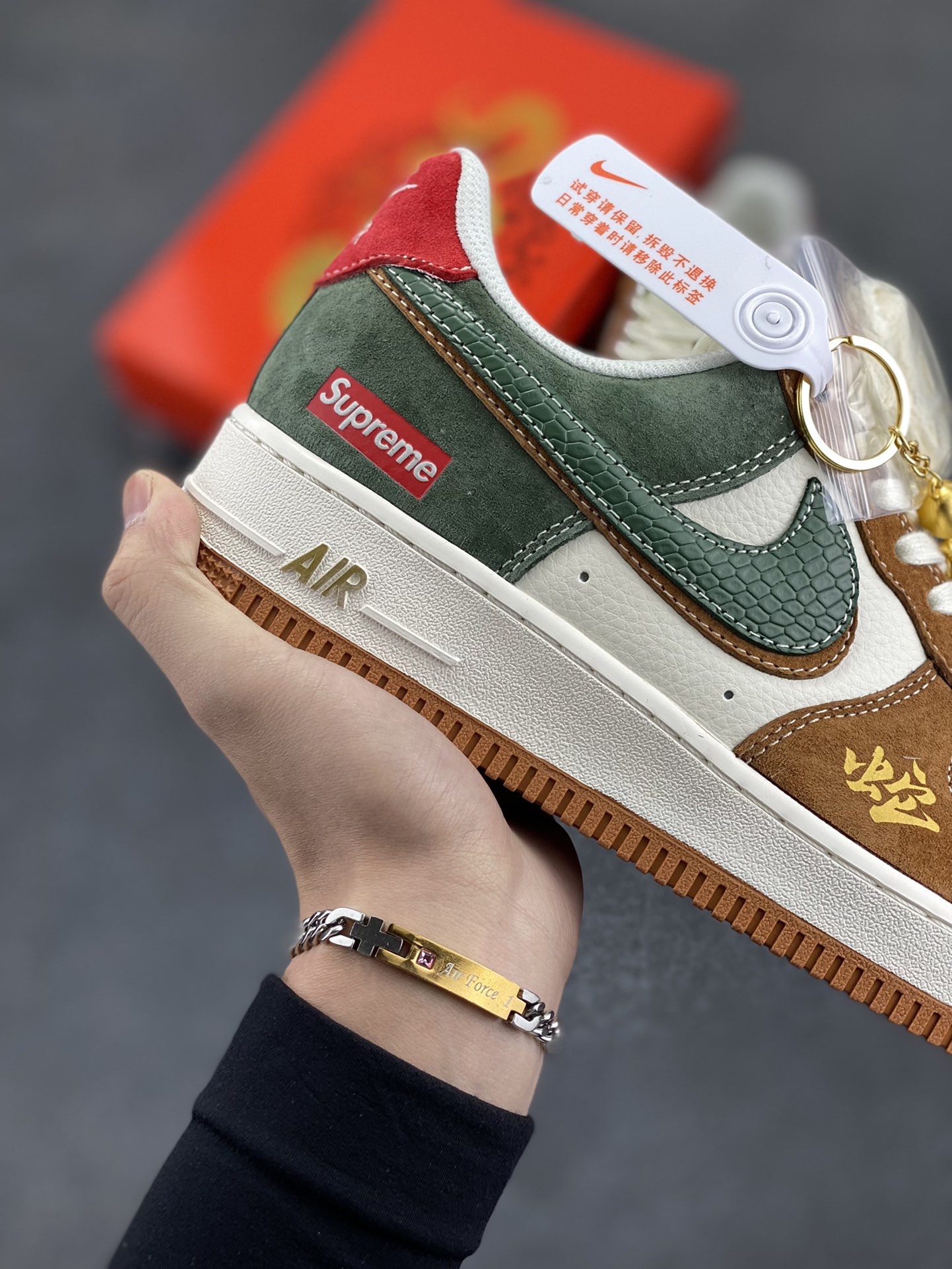 图片[6]-NIke Air Force 1 \’07 Low “Supreme联名蛇年限定–青棕双勾”空军一号 低帮 运动鞋 休闲鞋 折边针车 工艺难度大 原楦头原纸板 原装鞋盒 定制五金配件 内置全掌气垫 原厂鞋底 货号：DM6688-025 尺码：36 36.5 37.5 38 38.5 39 40 40.5 41 42 42.5 43 44 44.5 45-选品中心
