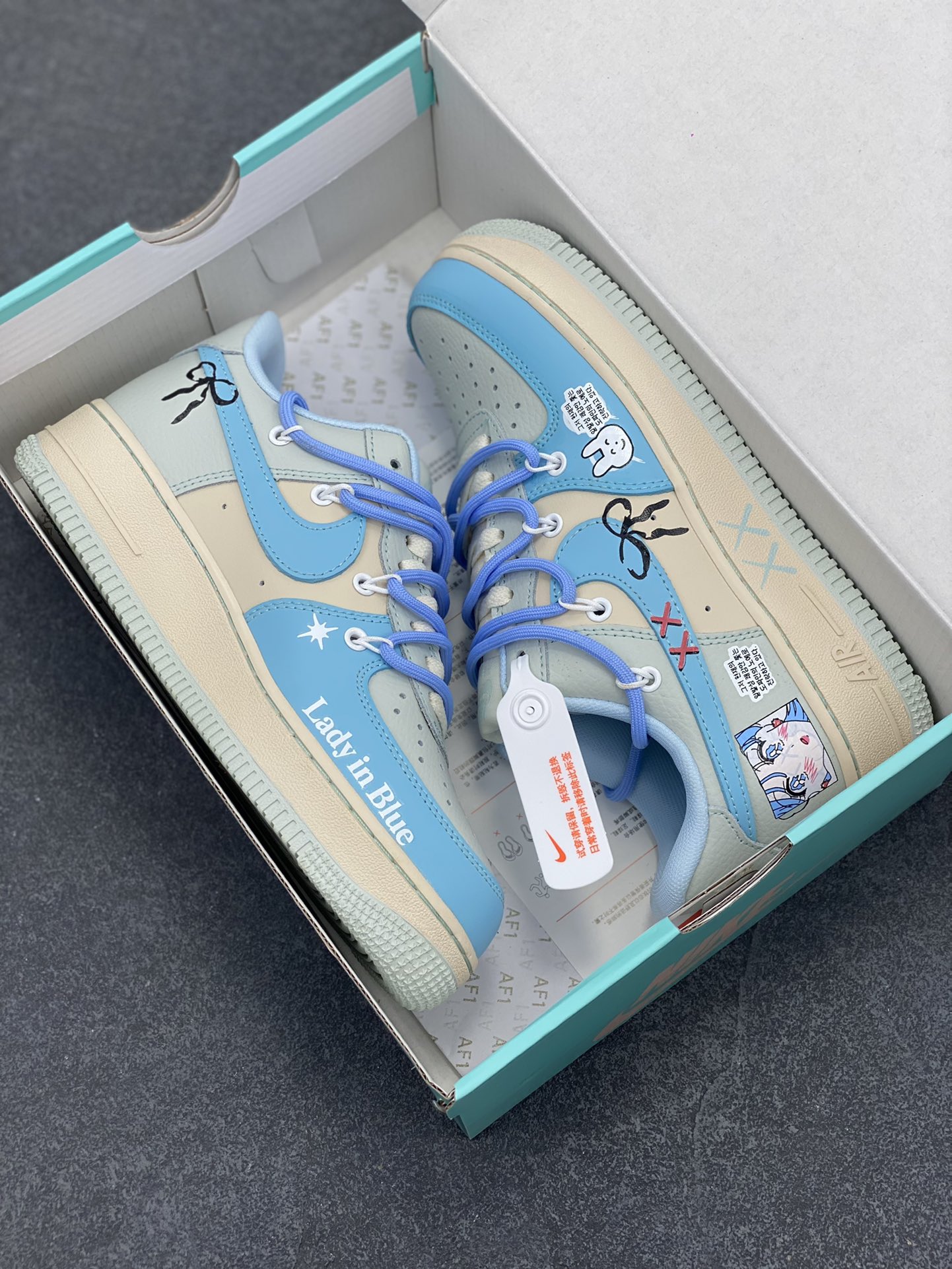 图片[9]-Nike Air Force 1 Low “Dream Girls” “宅男女神”空军一号低帮休闲运动绑带板鞋 在繁华都市的喧嚣背后，隐藏着一个独特的群体——宅男。他们穿梭于虚拟世界，在动漫、游戏与网络的海洋里遨游，而“宅男女神”，则是这片精神之境中闪耀的星辰。 货号：KS6896-777 尺码：36 36.5 37.5 38 38.5 39 40 40.5 41 42 42.5 43 44 44.5 45-选品中心