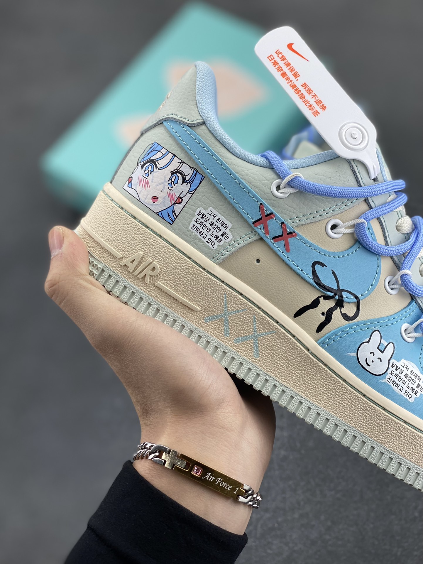 图片[6]-Nike Air Force 1 Low “Dream Girls” “宅男女神”空军一号低帮休闲运动绑带板鞋 在繁华都市的喧嚣背后，隐藏着一个独特的群体——宅男。他们穿梭于虚拟世界，在动漫、游戏与网络的海洋里遨游，而“宅男女神”，则是这片精神之境中闪耀的星辰。 货号：KS6896-777 尺码：36 36.5 37.5 38 38.5 39 40 40.5 41 42 42.5 43 44 44.5 45-选品中心