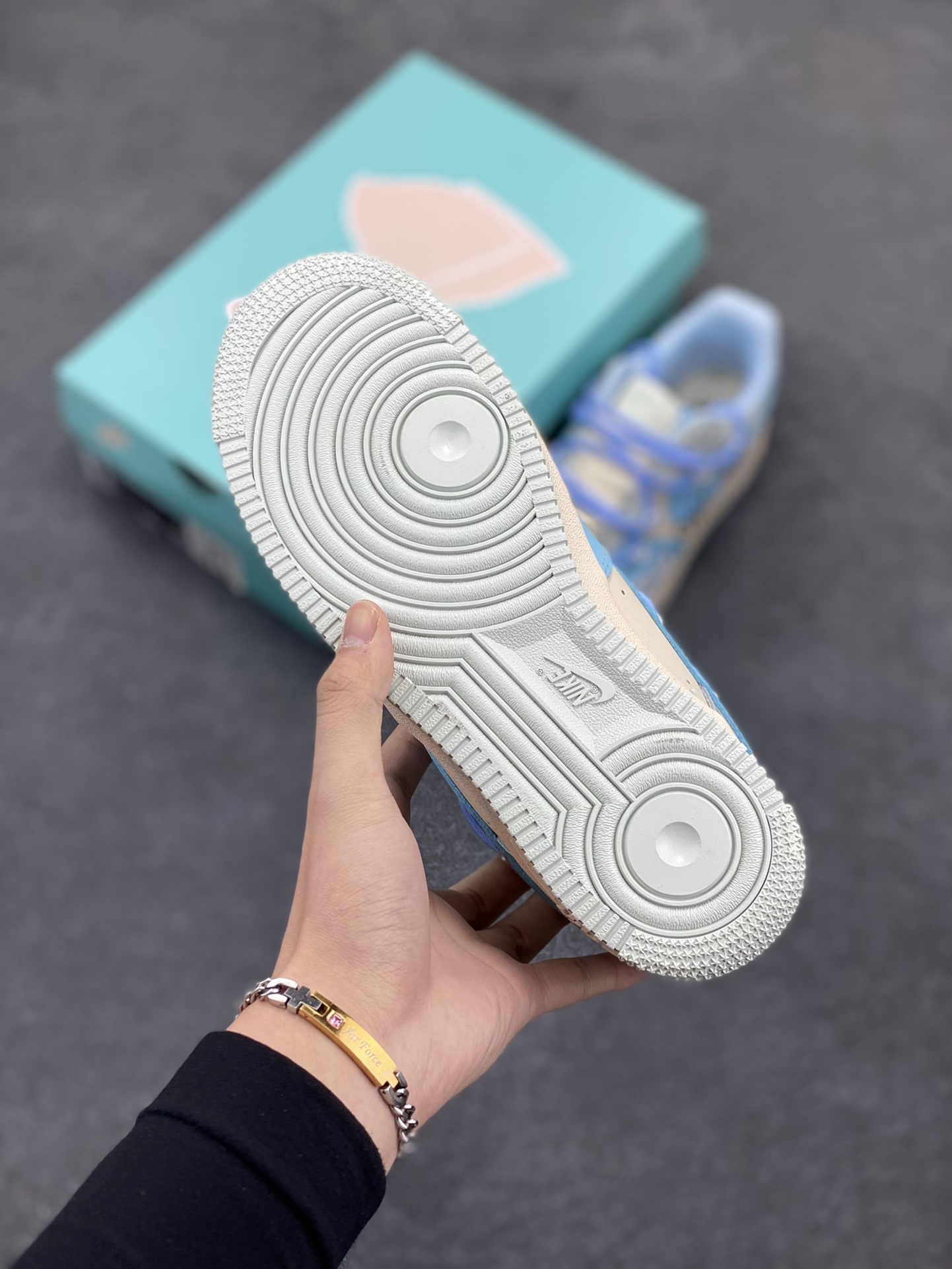 图片[5]-Nike Air Force 1 Low “Dream Girls” “宅男女神”空军一号低帮休闲运动绑带板鞋 在繁华都市的喧嚣背后，隐藏着一个独特的群体——宅男。他们穿梭于虚拟世界，在动漫、游戏与网络的海洋里遨游，而“宅男女神”，则是这片精神之境中闪耀的星辰。 货号：KS6896-777 尺码：36 36.5 37.5 38 38.5 39 40 40.5 41 42 42.5 43 44 44.5 45-选品中心