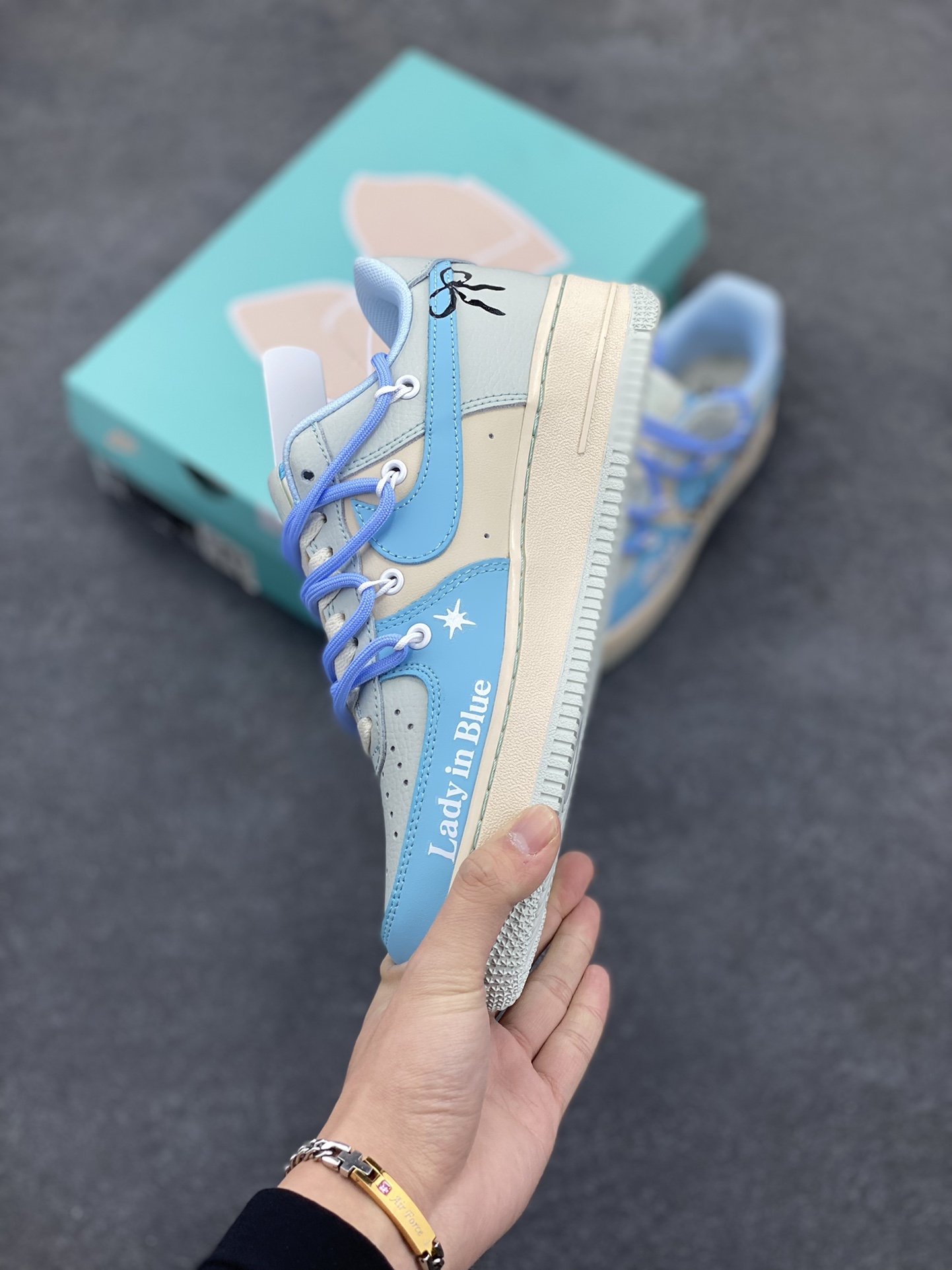 图片[3]-Nike Air Force 1 Low “Dream Girls” “宅男女神”空军一号低帮休闲运动绑带板鞋 在繁华都市的喧嚣背后，隐藏着一个独特的群体——宅男。他们穿梭于虚拟世界，在动漫、游戏与网络的海洋里遨游，而“宅男女神”，则是这片精神之境中闪耀的星辰。 货号：KS6896-777 尺码：36 36.5 37.5 38 38.5 39 40 40.5 41 42 42.5 43 44 44.5 45-选品中心