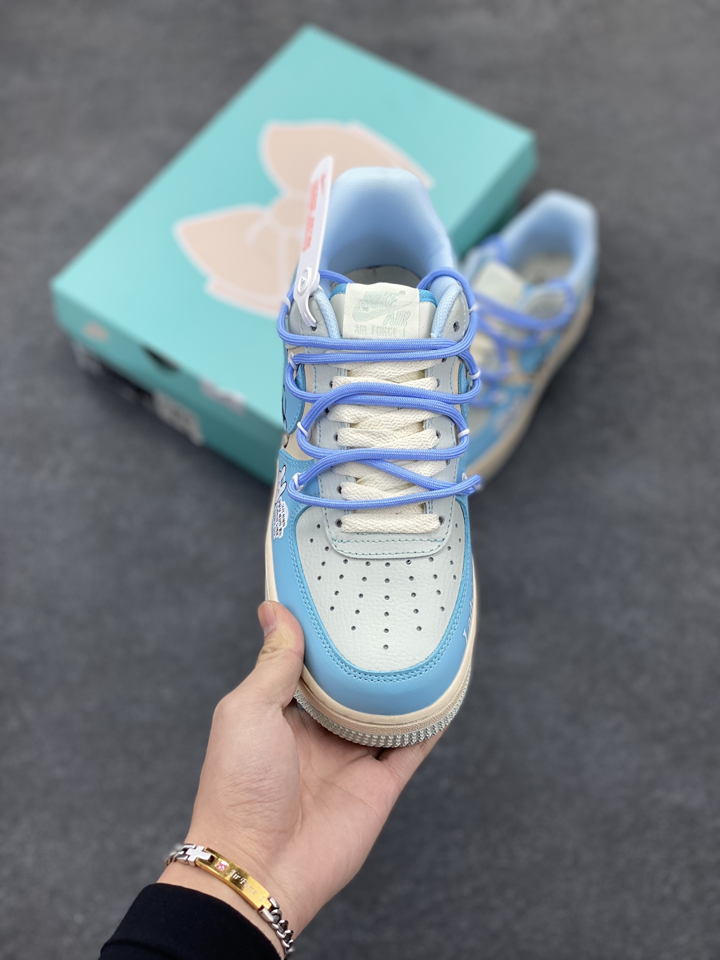 图片[2]-Nike Air Force 1 Low “Dream Girls” “宅男女神”空军一号低帮休闲运动绑带板鞋 在繁华都市的喧嚣背后，隐藏着一个独特的群体——宅男。他们穿梭于虚拟世界，在动漫、游戏与网络的海洋里遨游，而“宅男女神”，则是这片精神之境中闪耀的星辰。 货号：KS6896-777 尺码：36 36.5 37.5 38 38.5 39 40 40.5 41 42 42.5 43 44 44.5 45-选品中心