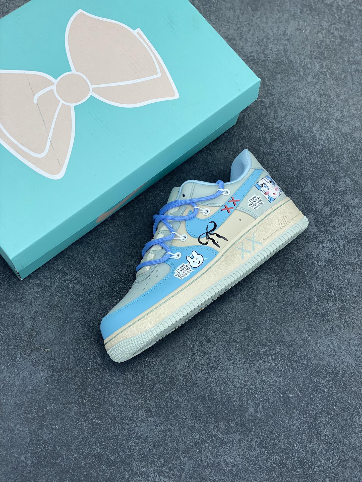 图片[7]-Nike Air Force 1 Low “Dream Girls” “宅男女神”空军一号低帮休闲运动绑带板鞋 在繁华都市的喧嚣背后，隐藏着一个独特的群体——宅男。他们穿梭于虚拟世界，在动漫、游戏与网络的海洋里遨游，而“宅男女神”，则是这片精神之境中闪耀的星辰。 货号：KS6896-777 尺码：36 36.5 37.5 38 38.5 39 40 40.5 41 42 42.5 43 44 44.5 45-选品中心