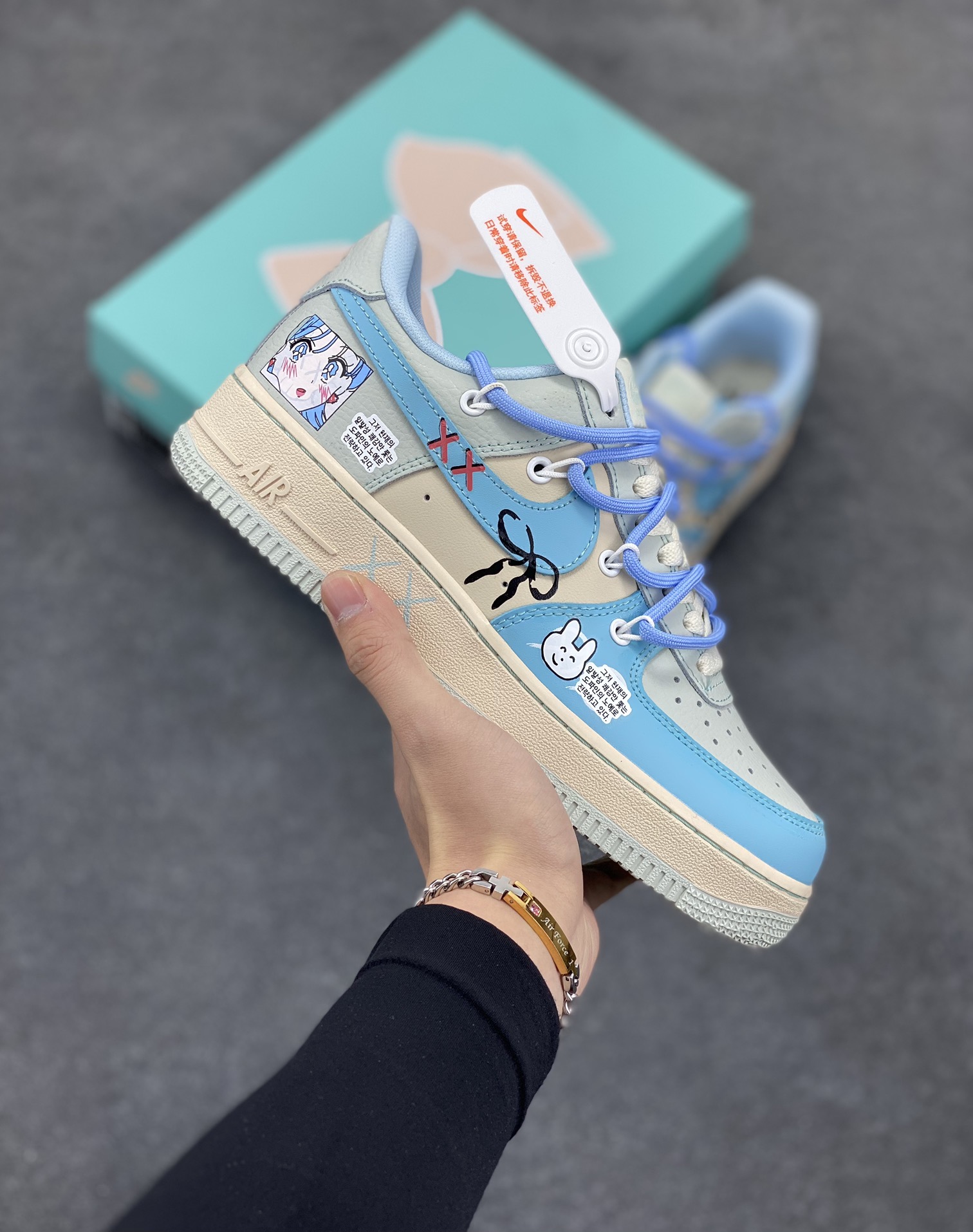 Nike Air Force 1 Low “Dream Girls” “宅男女神”空军一号低帮休闲运动绑带板鞋 在繁华都市的喧嚣背后，隐藏着一个独特的群体——宅男。他们穿梭于虚拟世界，在动漫、游戏与网络的海洋里遨游，而“宅男女神”，则是这片精神之境中闪耀的星辰。 货号：KS6896-777 尺码：36 36.5 37.5 38 38.5 39 40 40.5 41 42 42.5 43 44 44.5 45-选品中心