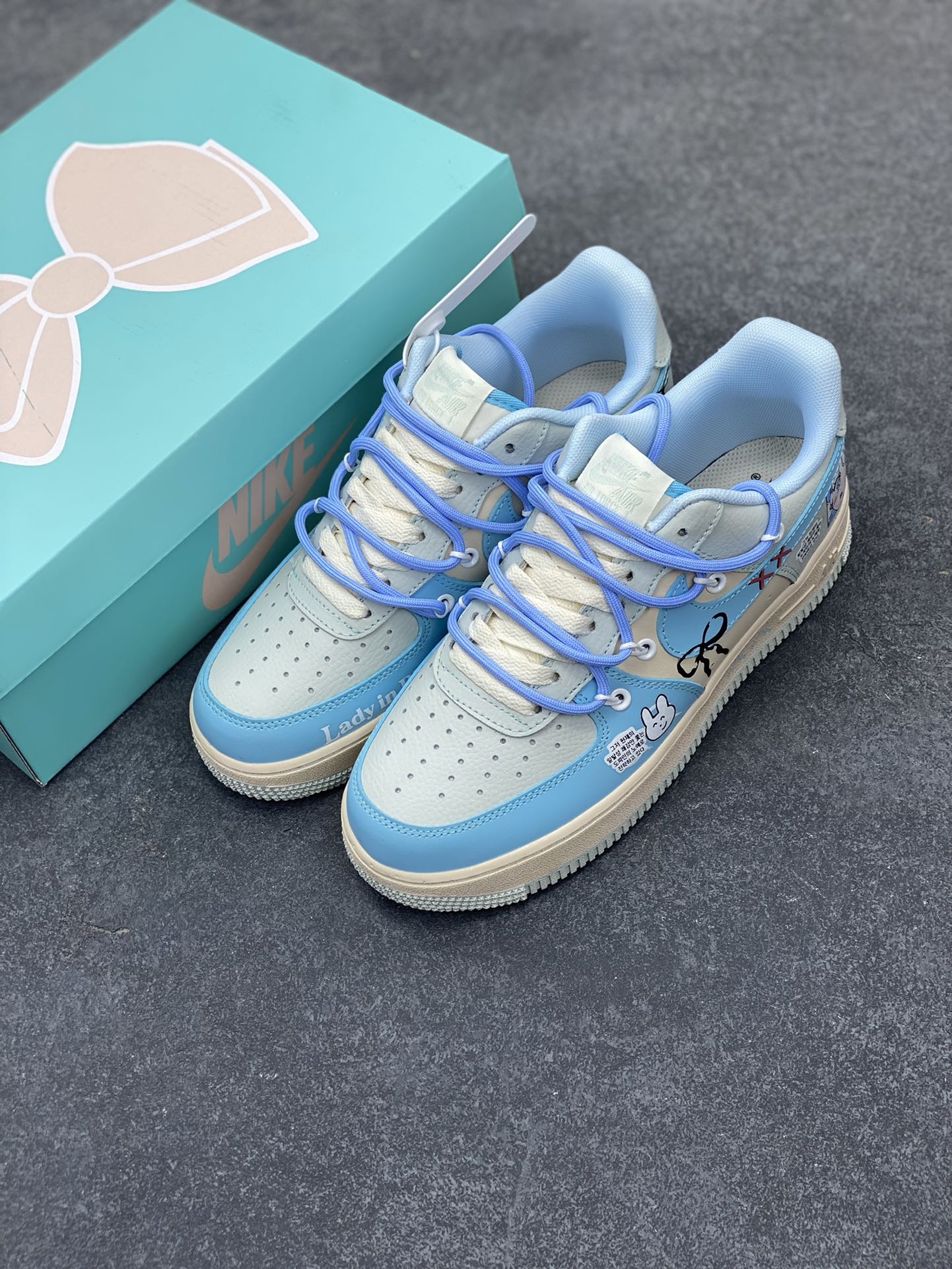 图片[8]-Nike Air Force 1 Low “Dream Girls” “宅男女神”空军一号低帮休闲运动绑带板鞋 在繁华都市的喧嚣背后，隐藏着一个独特的群体——宅男。他们穿梭于虚拟世界，在动漫、游戏与网络的海洋里遨游，而“宅男女神”，则是这片精神之境中闪耀的星辰。 货号：KS6896-777 尺码：36 36.5 37.5 38 38.5 39 40 40.5 41 42 42.5 43 44 44.5 45-选品中心