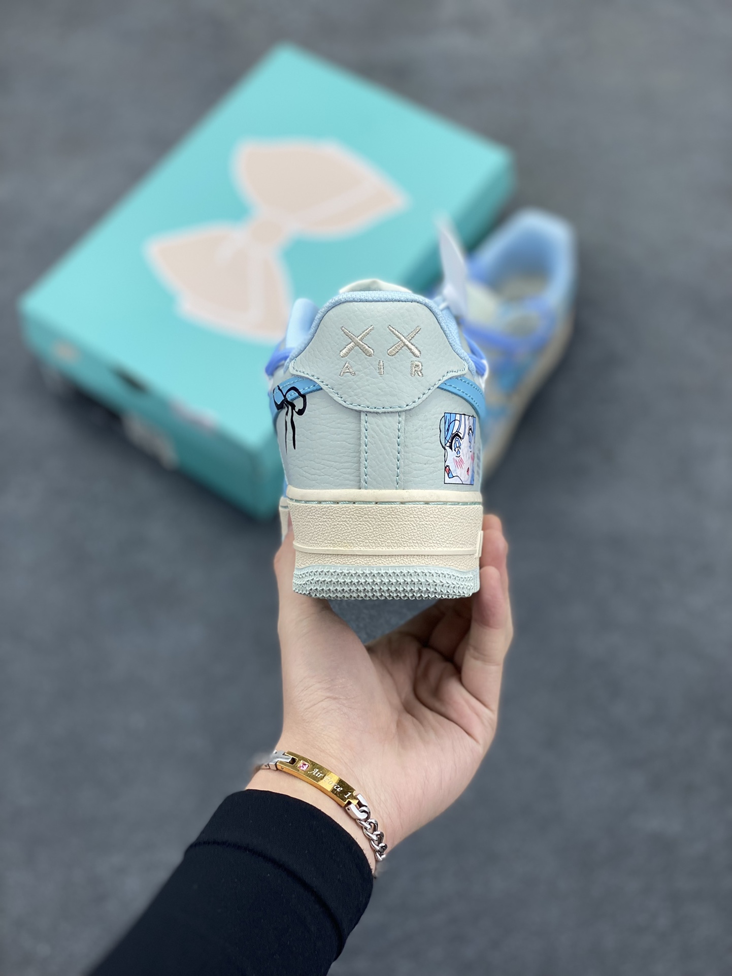 图片[4]-Nike Air Force 1 Low “Dream Girls” “宅男女神”空军一号低帮休闲运动绑带板鞋 在繁华都市的喧嚣背后，隐藏着一个独特的群体——宅男。他们穿梭于虚拟世界，在动漫、游戏与网络的海洋里遨游，而“宅男女神”，则是这片精神之境中闪耀的星辰。 货号：KS6896-777 尺码：36 36.5 37.5 38 38.5 39 40 40.5 41 42 42.5 43 44 44.5 45-选品中心